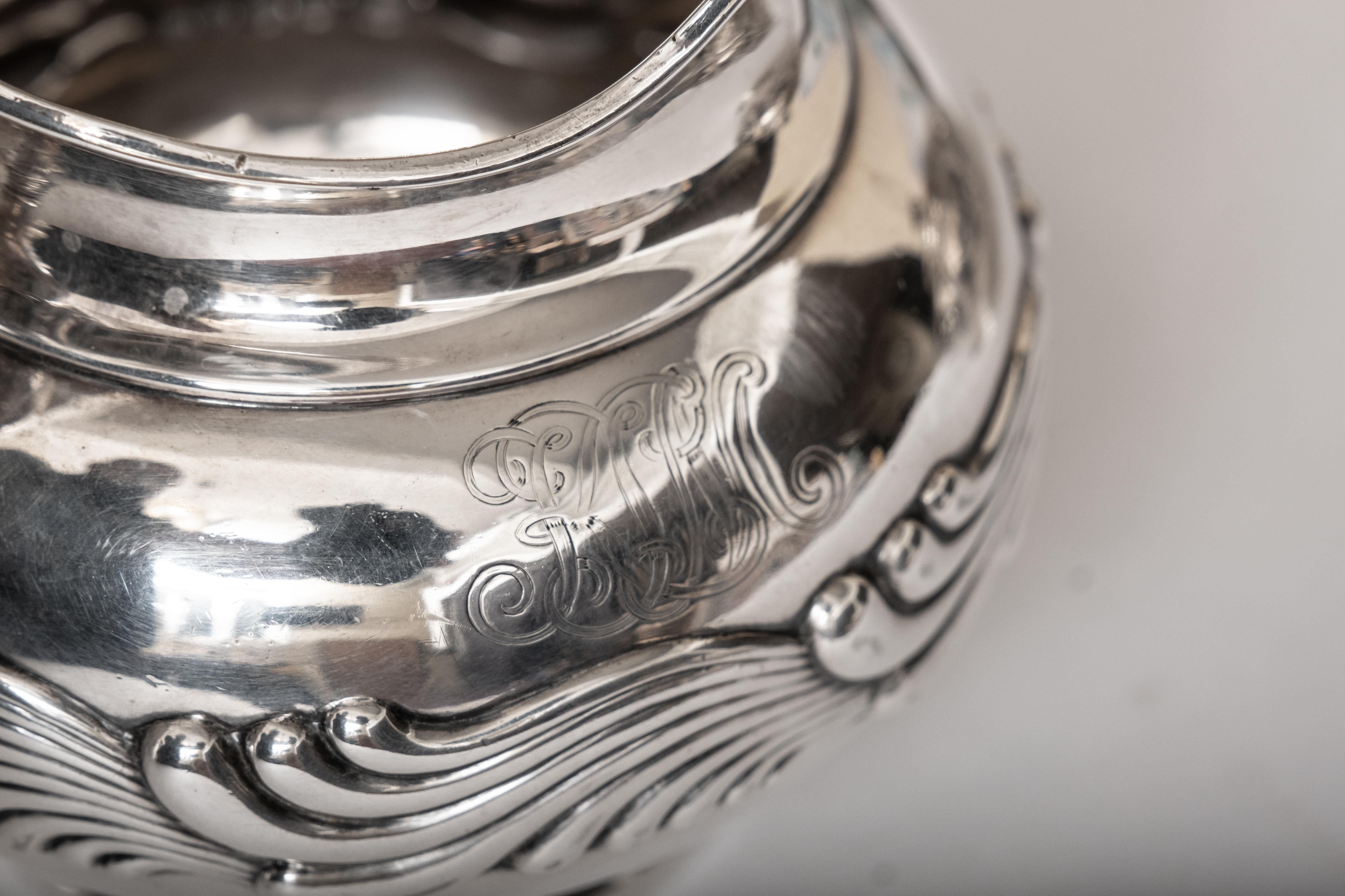 Eine dreiteilige Tiffany & Co. Signiertes Sterling Silber Jugendstil-Kaffeeservice  (Art nouveau) im Angebot