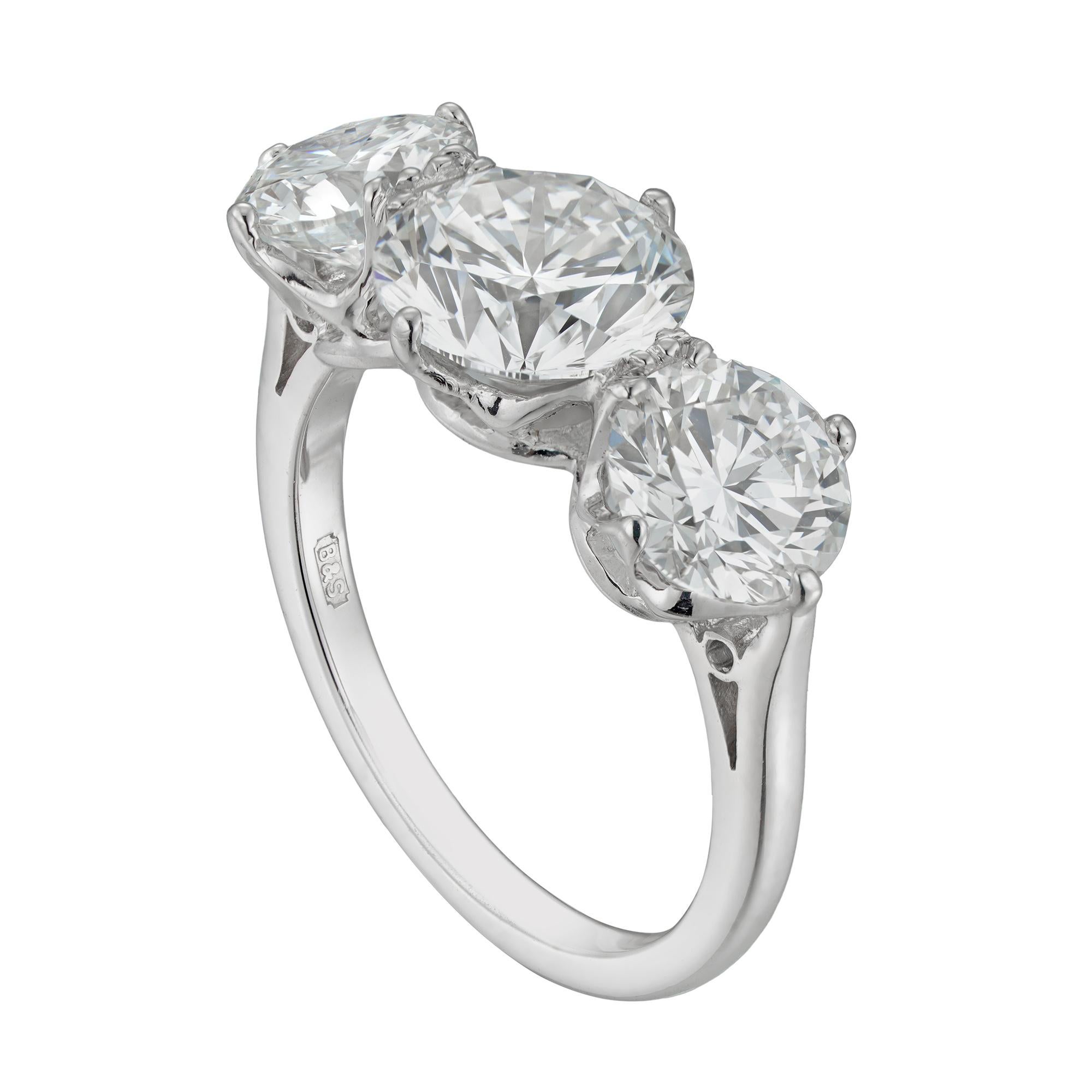 Diamantring mit drei Steinen, in der Mitte ein runder Diamant im Brillantschliff mit einem Gewicht von 2,01 Karat, begleitet von einem GIA-Gutachten, das besagt, dass er die Farbe F und die Reinheit VS1 hat, gefasst zwischen zwei kleineren runden