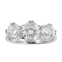Un anillo de diamantes de tres piedras