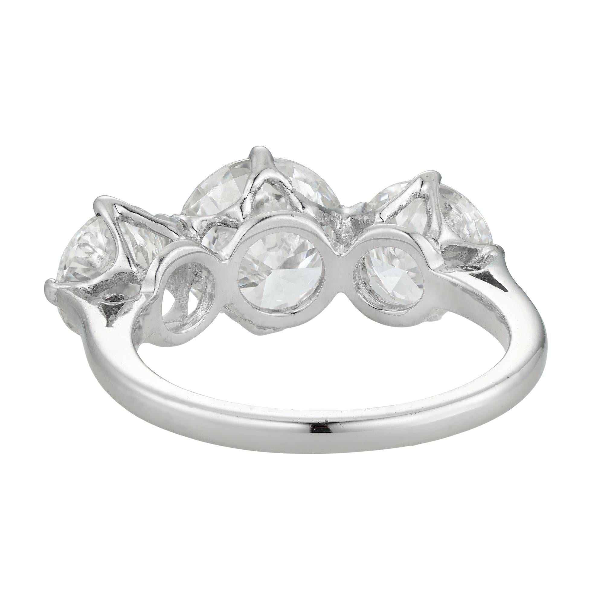 Ein Diamantring mit drei Steinen (Brillantschliff) im Angebot