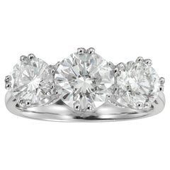 Un anillo de diamantes de tres piedras