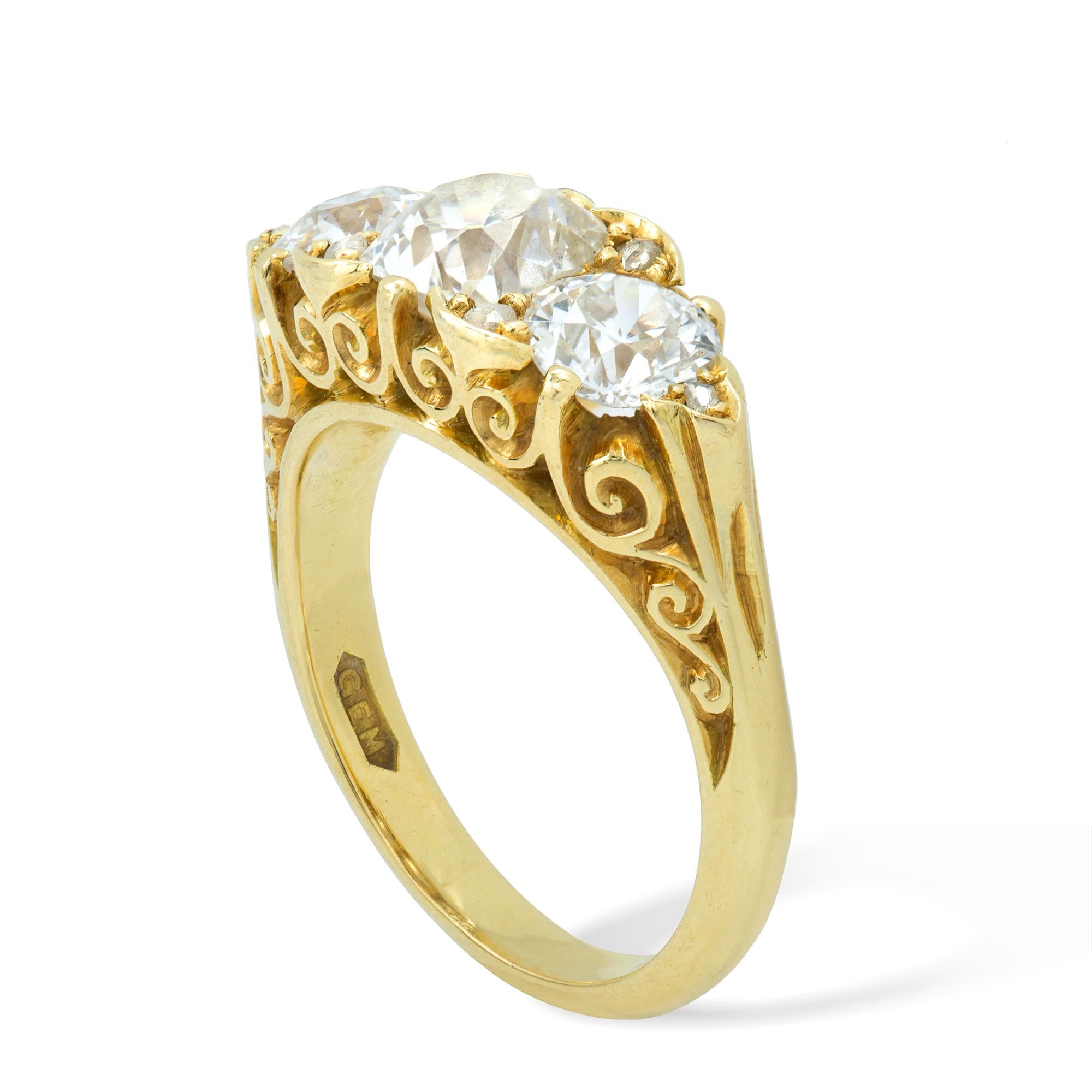 Anello a tre pietre con diamante in stile vittoriano, con diamante centrale taglio vecchia miniera del peso di circa 1 carato, affiancato da quattro diamanti taglio rosa, il tutto incastonato tra due diamanti rotondi taglio vecchia Europa del peso