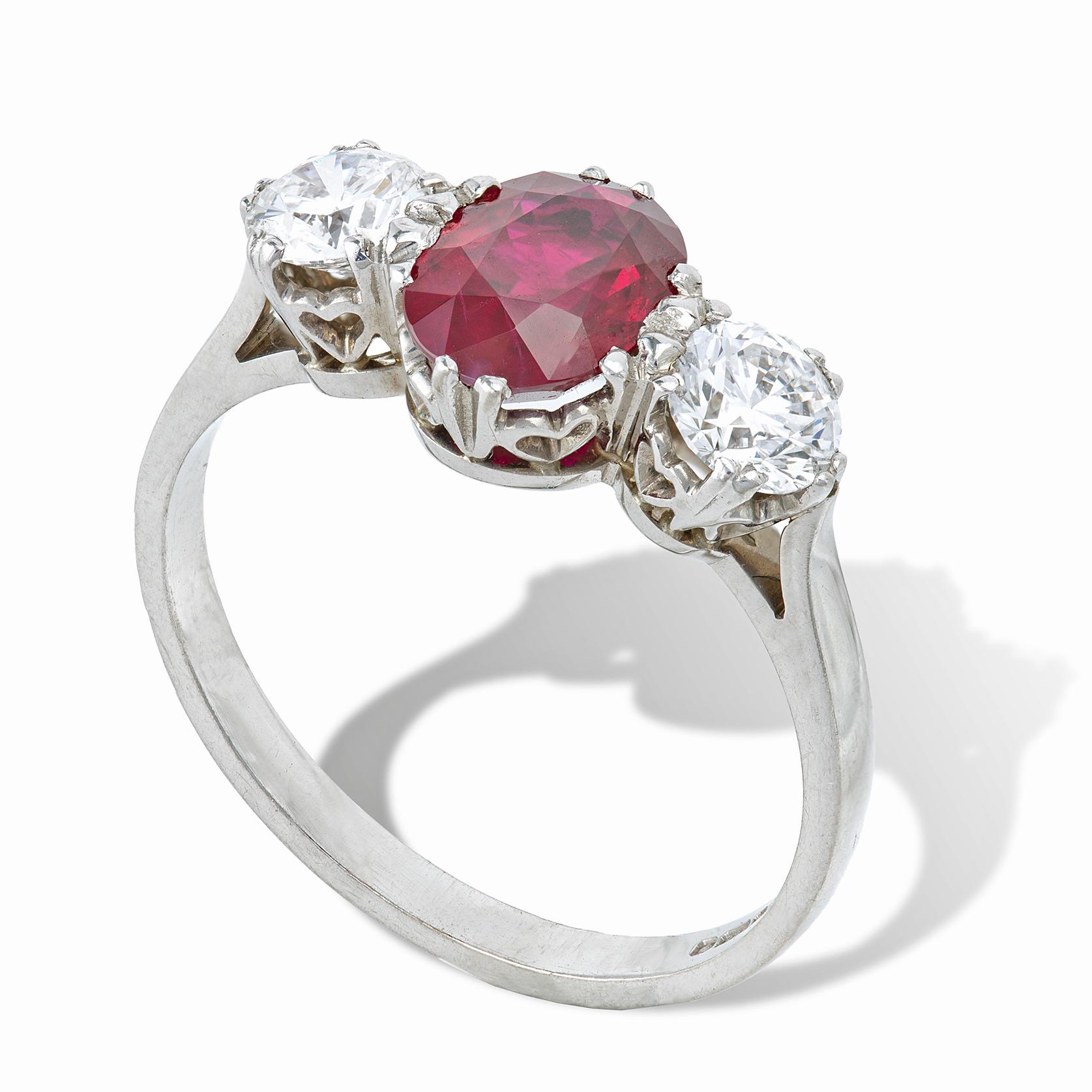 Anillo de tres piedras, rubí y diamantes, rubí birmano oval facetado de 1,53 ct con un diamante talla brillante engastado en cada hombro, peso total aproximado de diamantes de 1 quilate, engastado en garras sobre collets de corazón de oro blanco,
