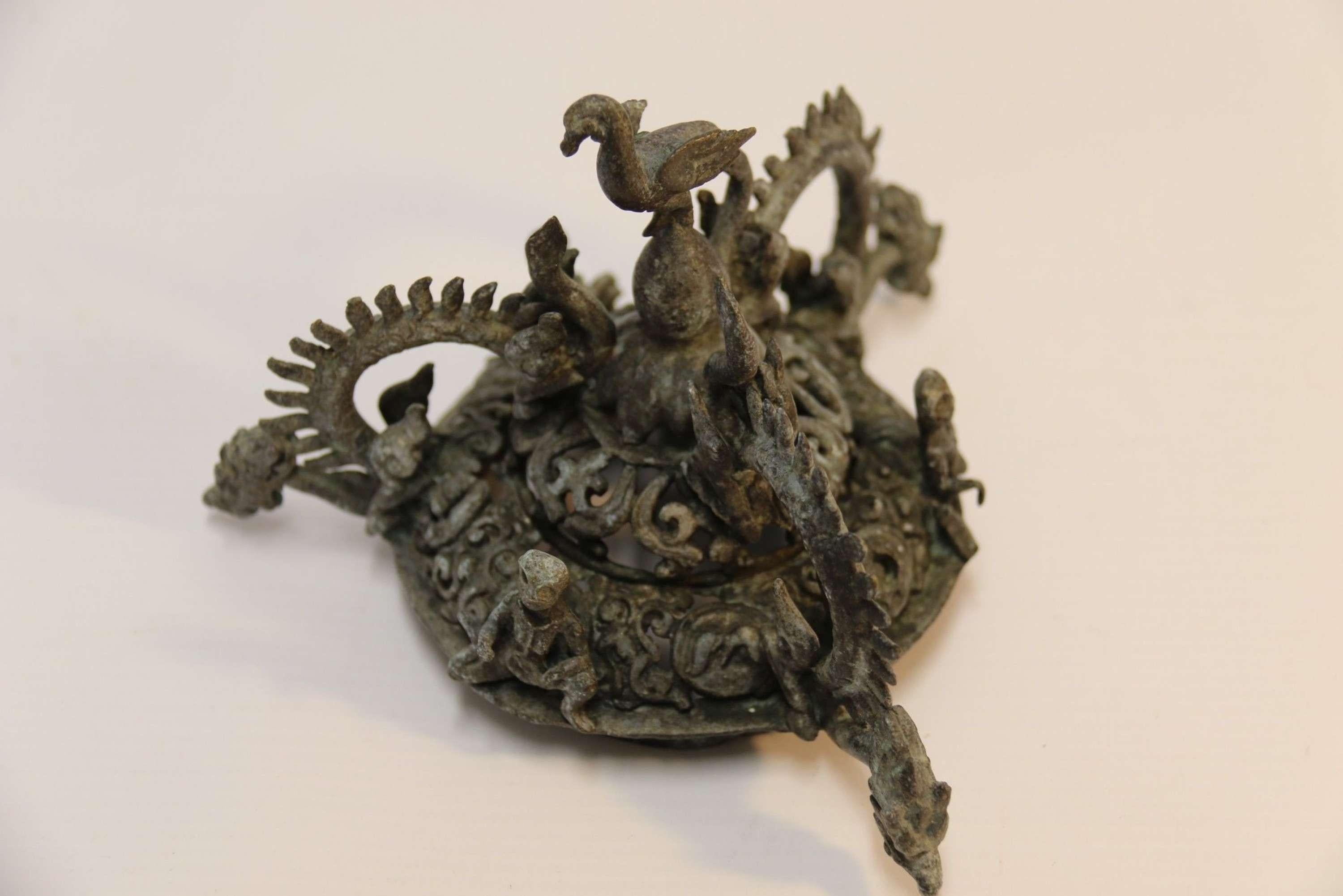 Tibetischer Räuchergefäßbrenner aus Bronze, fein detailliert mit mythischen Tieren, um 1910 im Zustand „Gut“ im Angebot in Central England, GB