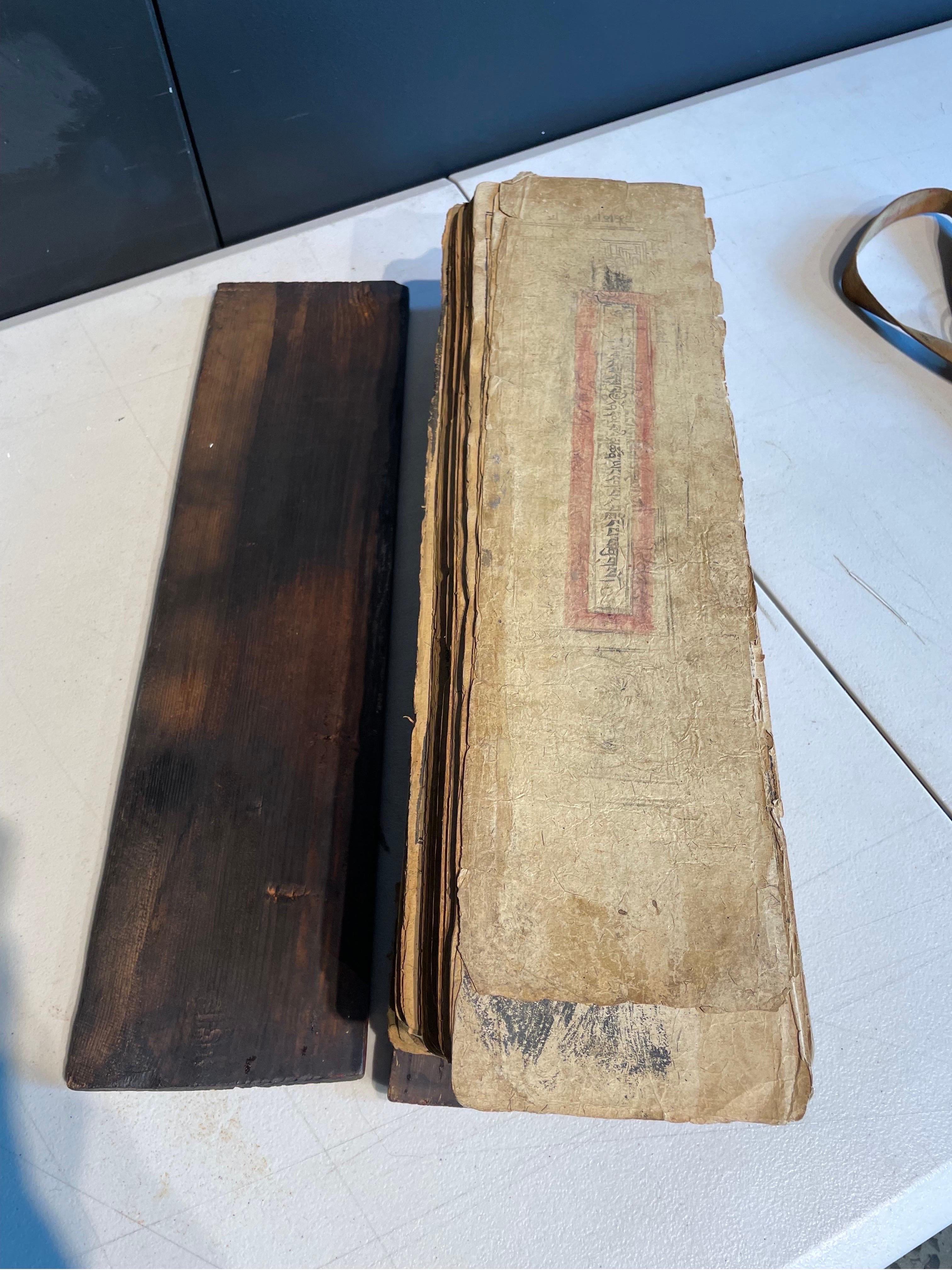 Ein tibetisches Gebetsbuch in Holzkissen, 19. Jahrhundert (Tibetisch) im Angebot