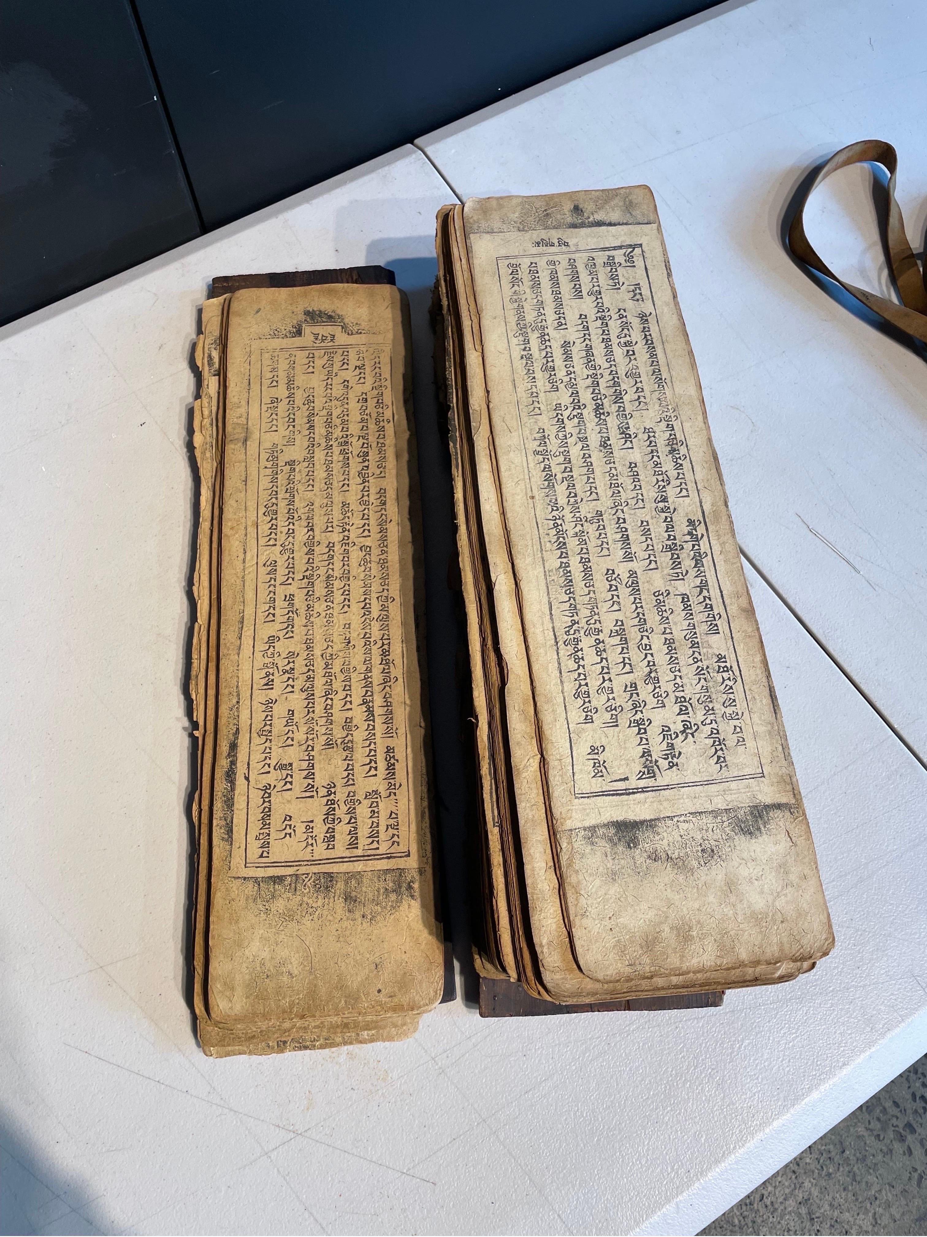 Ein tibetisches Gebetsbuch in Holzkissen, 19. Jahrhundert (Hartholz) im Angebot