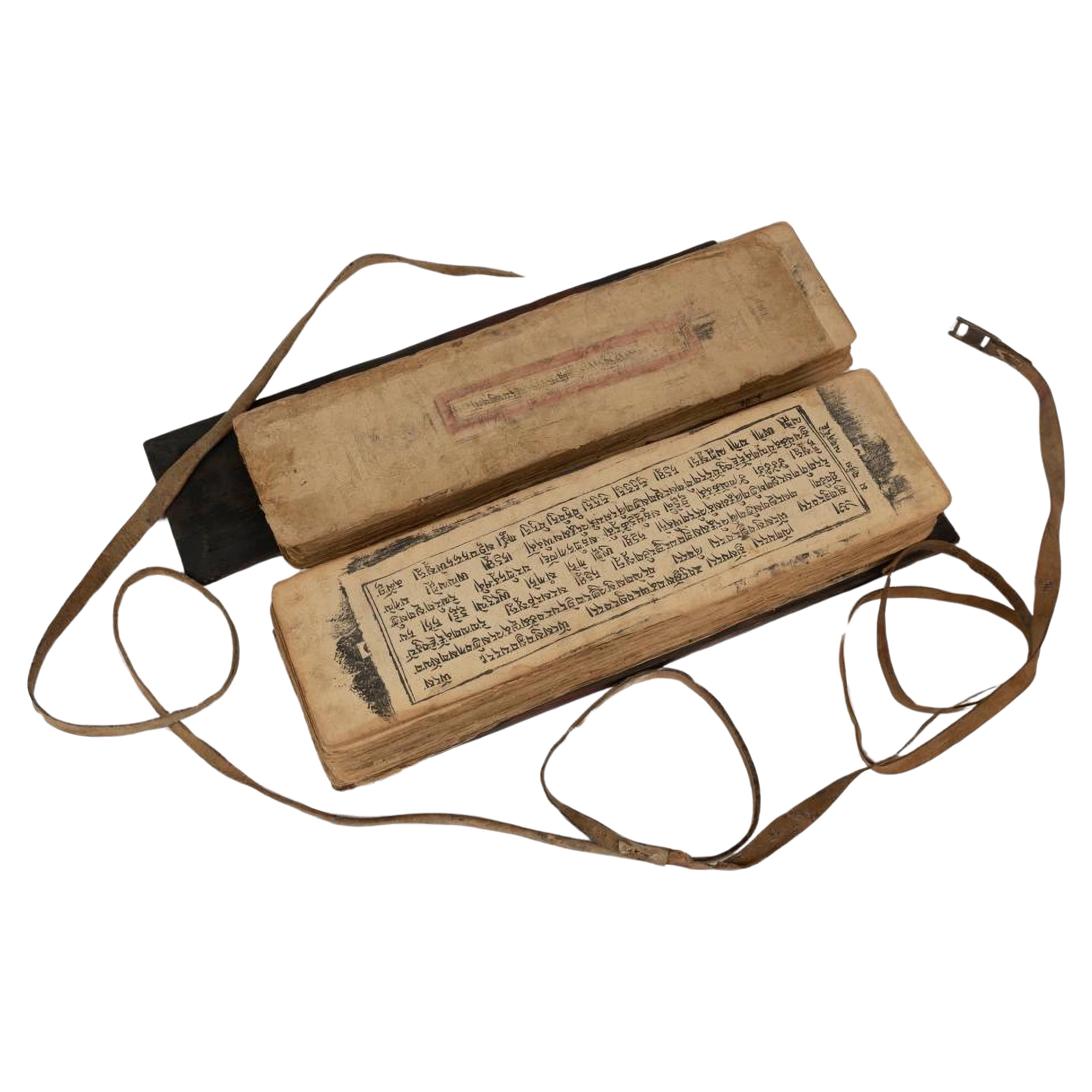 Ein tibetisches Gebetsbuch in Holzkissen, 19. Jahrhundert im Angebot
