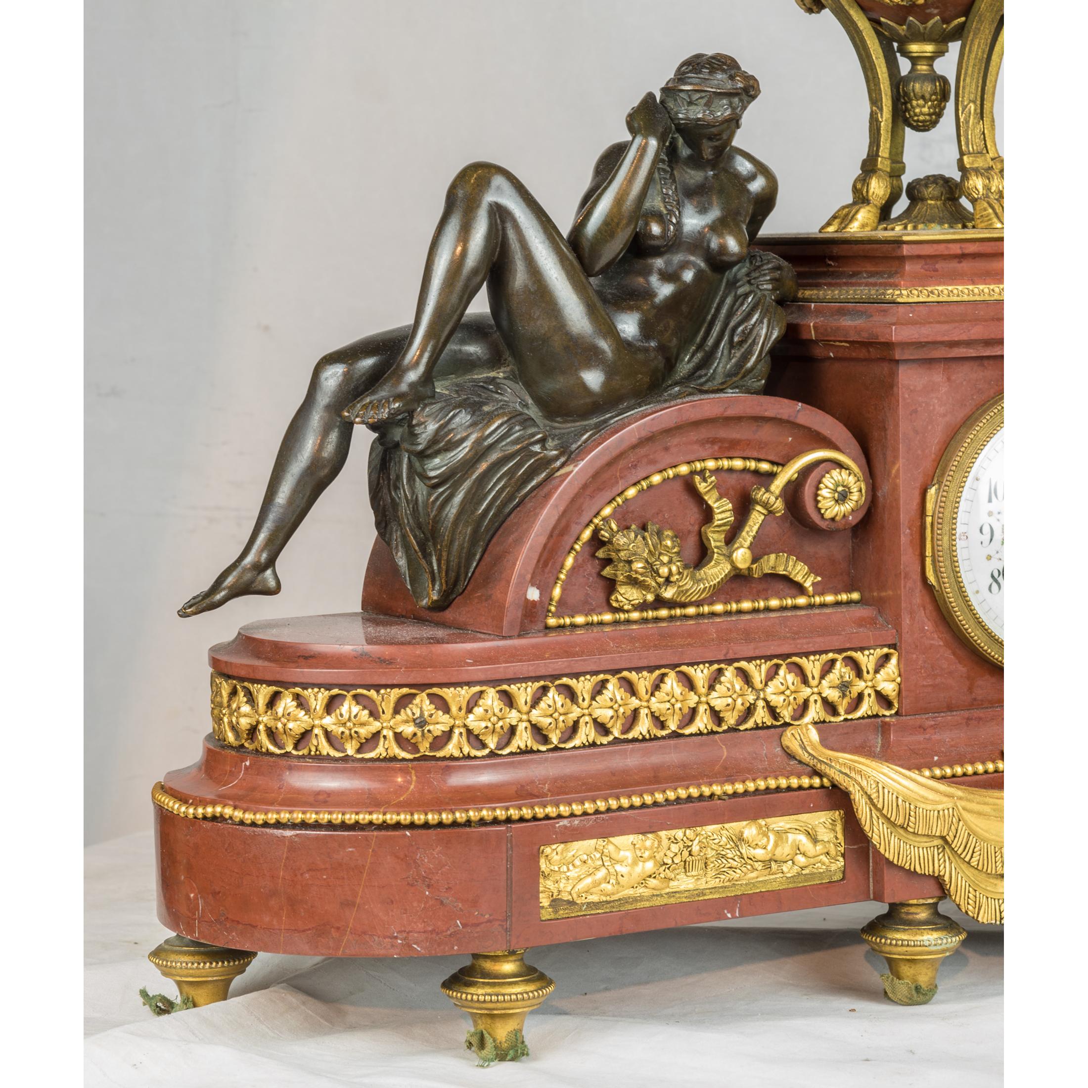Tiffany & Co. Kaminuhr aus vergoldeter Bronze und rotem Marmor (19. Jahrhundert) im Angebot