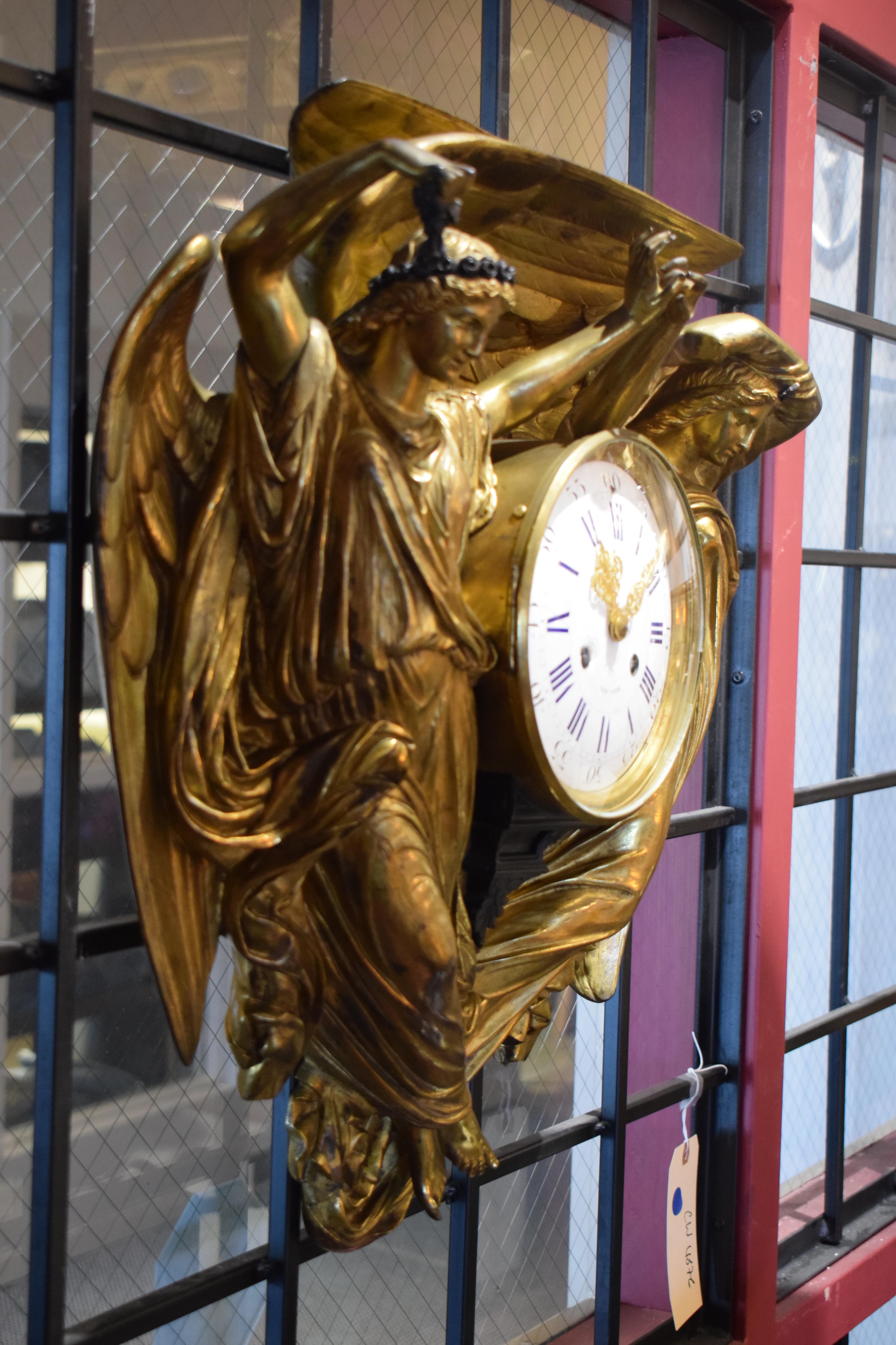 Tiffany & Co. Neoklassizistische Wanduhr aus vergoldeter Bronze von Louis Valentin im Angebot 4