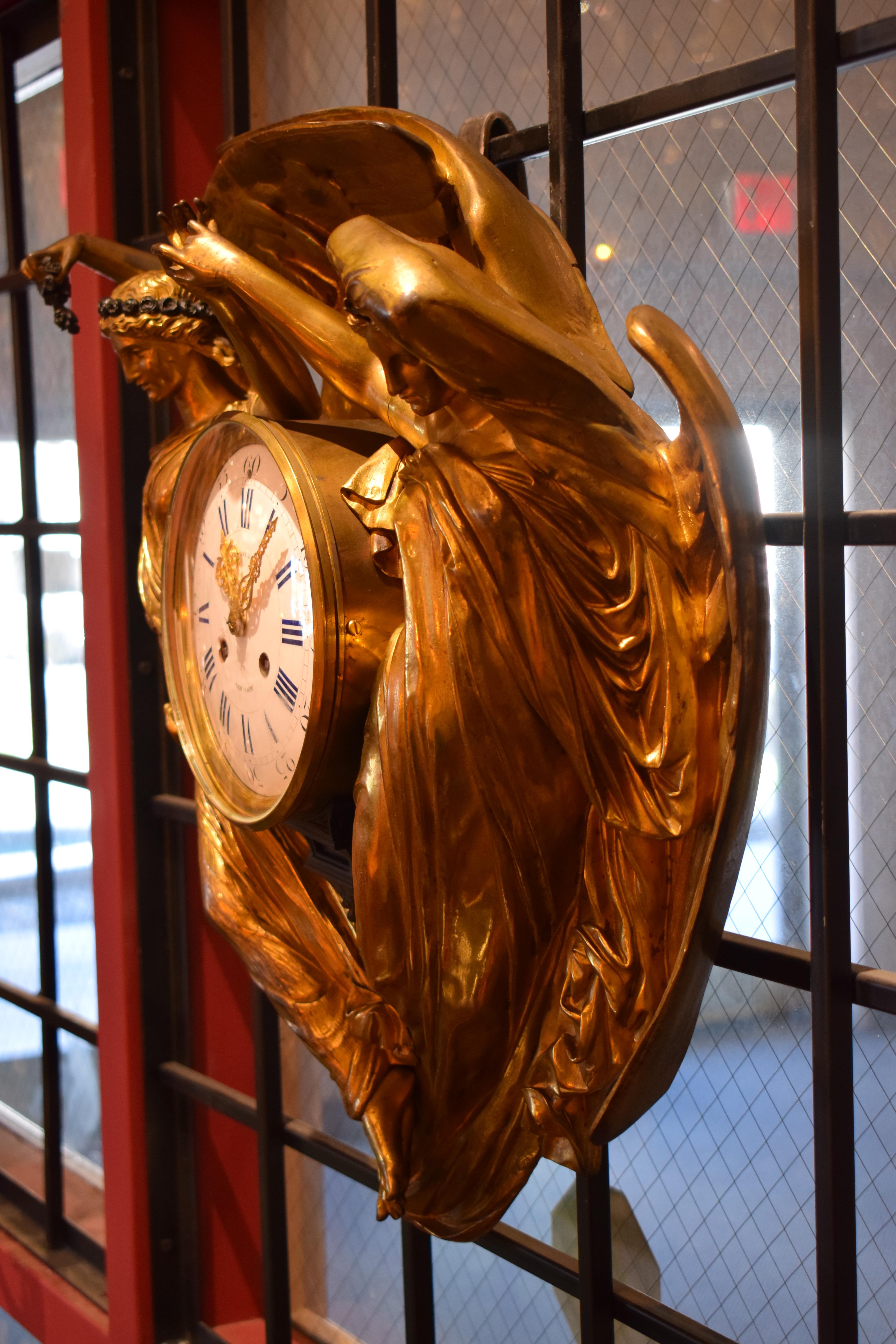 Tiffany & Co. Horloge murale néoclassique en bronze doré de Louis Valentin en vente 4