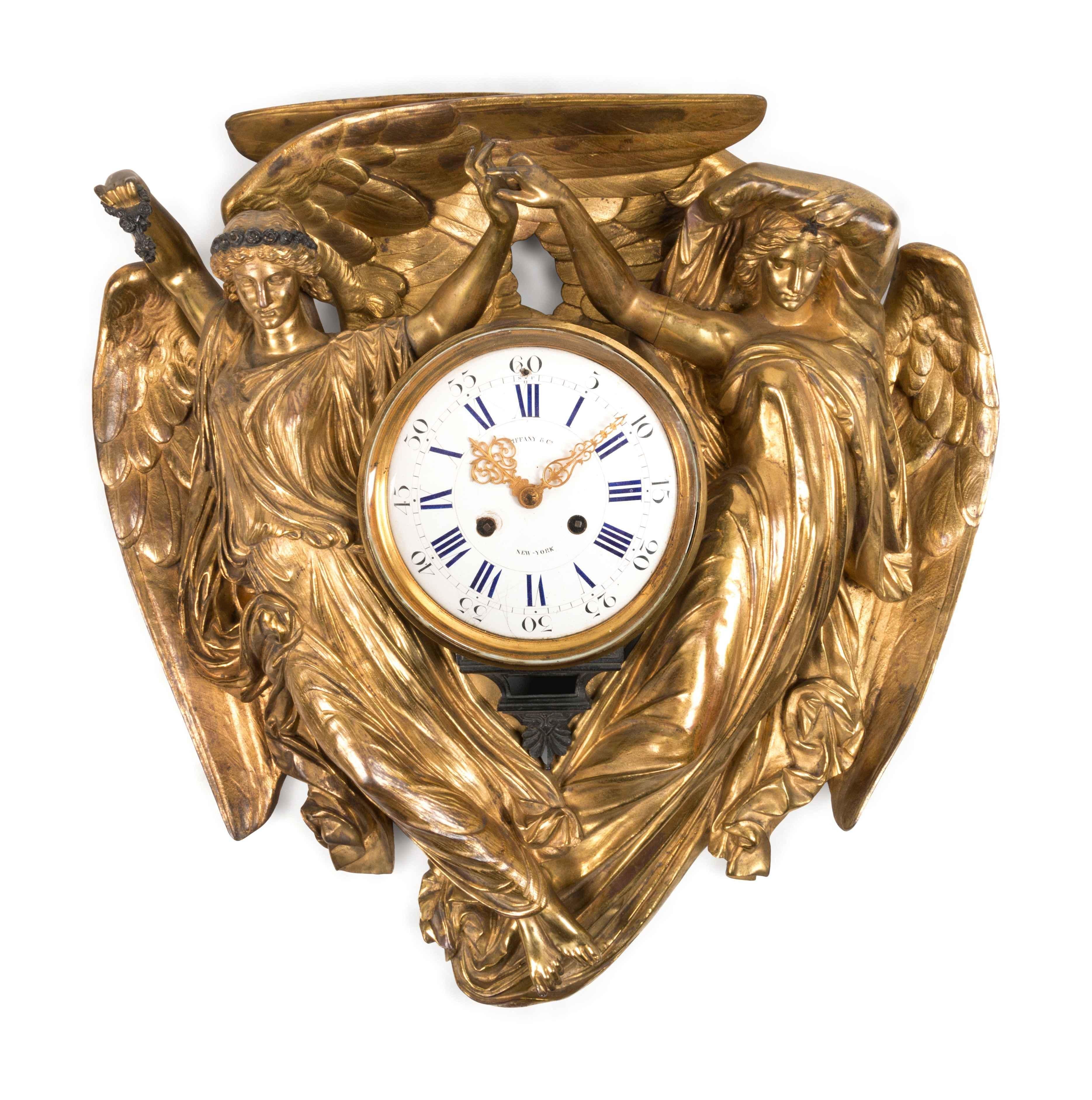Une horloge murale néoclassique en bronze doré de Tiffany & Co. 