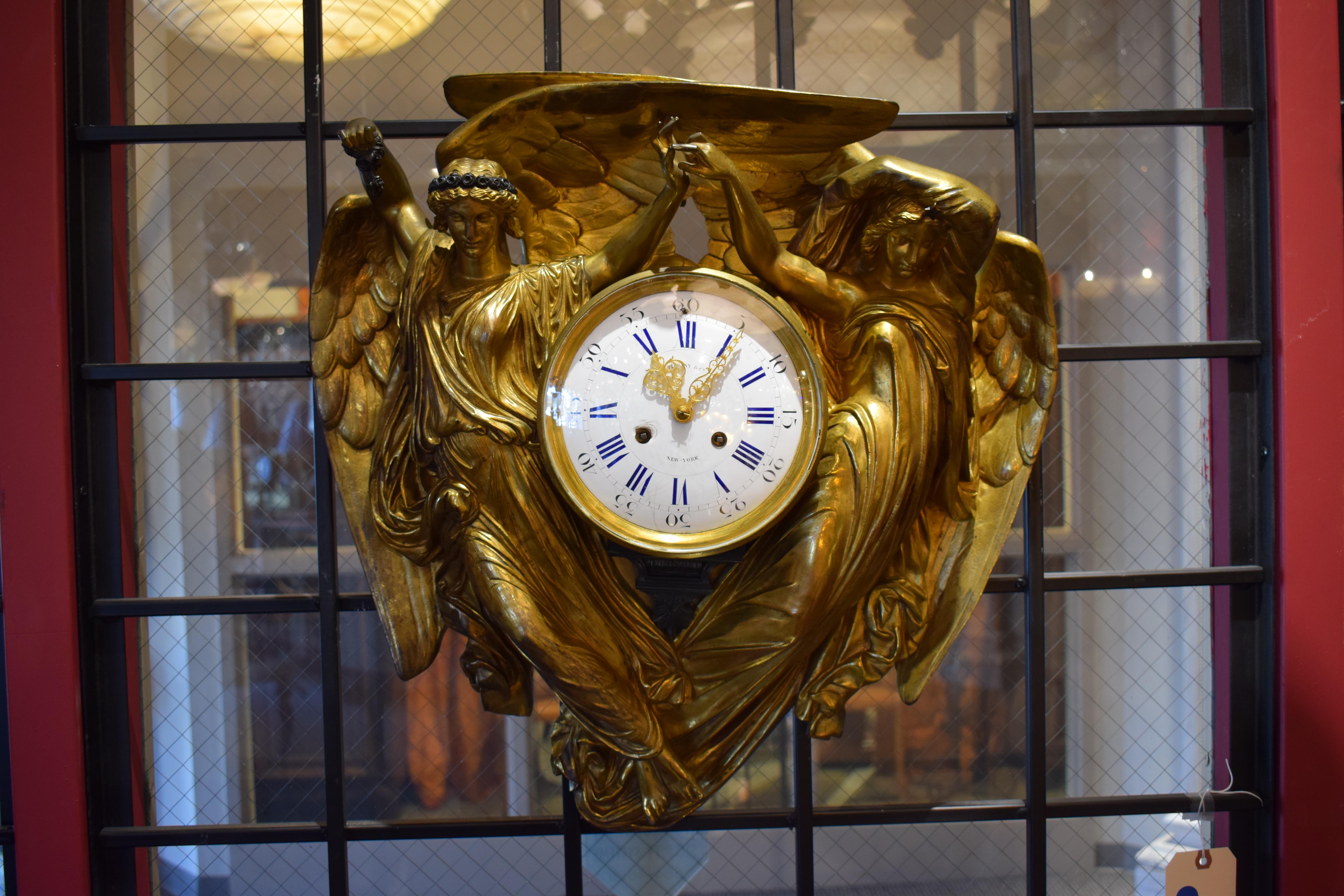 Tiffany & Co. Neoklassizistische Wanduhr aus vergoldeter Bronze von Louis Valentin (Neoklassisch) im Angebot