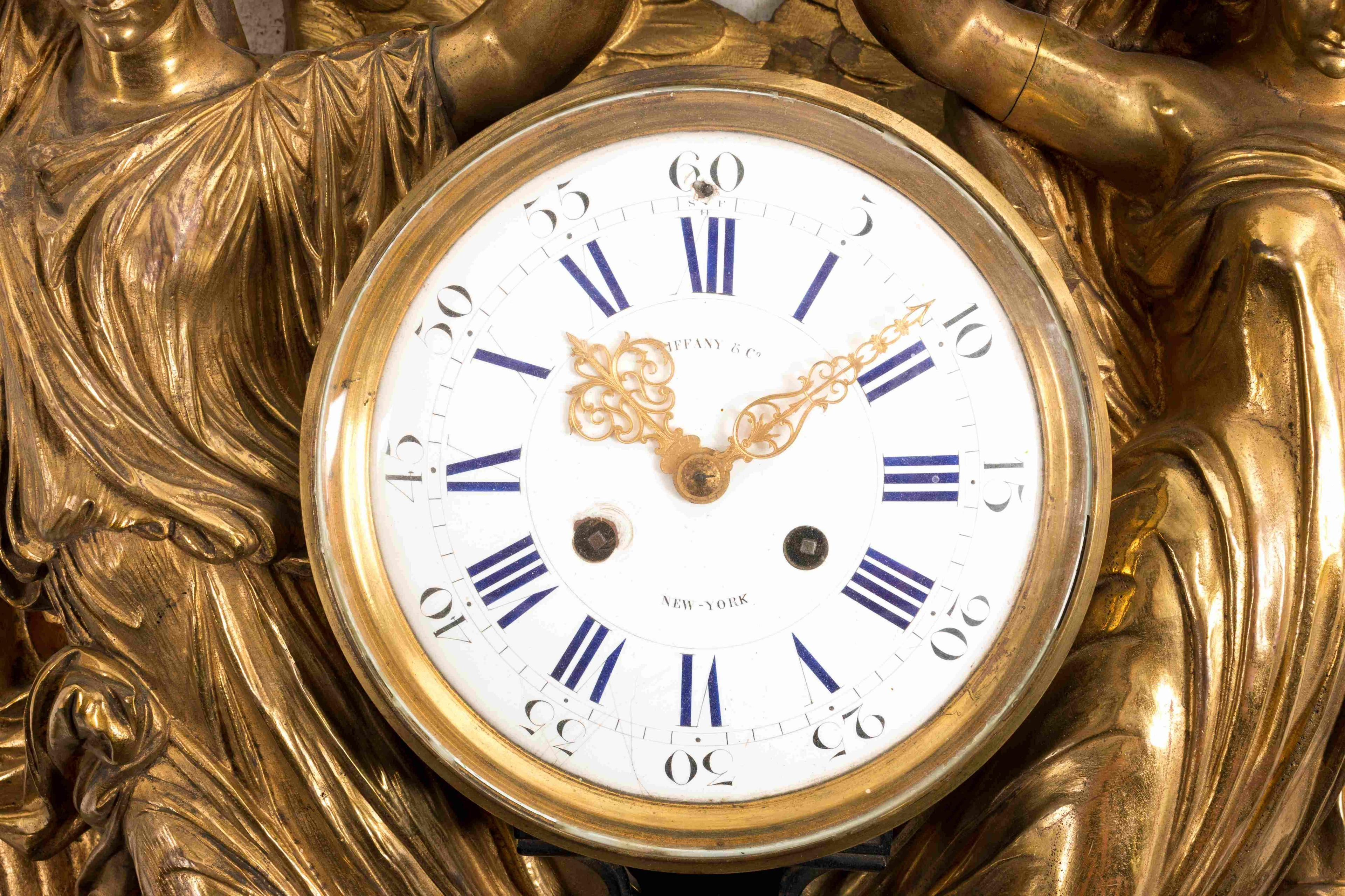 Français Tiffany & Co. Horloge murale néoclassique en bronze doré de Louis Valentin en vente