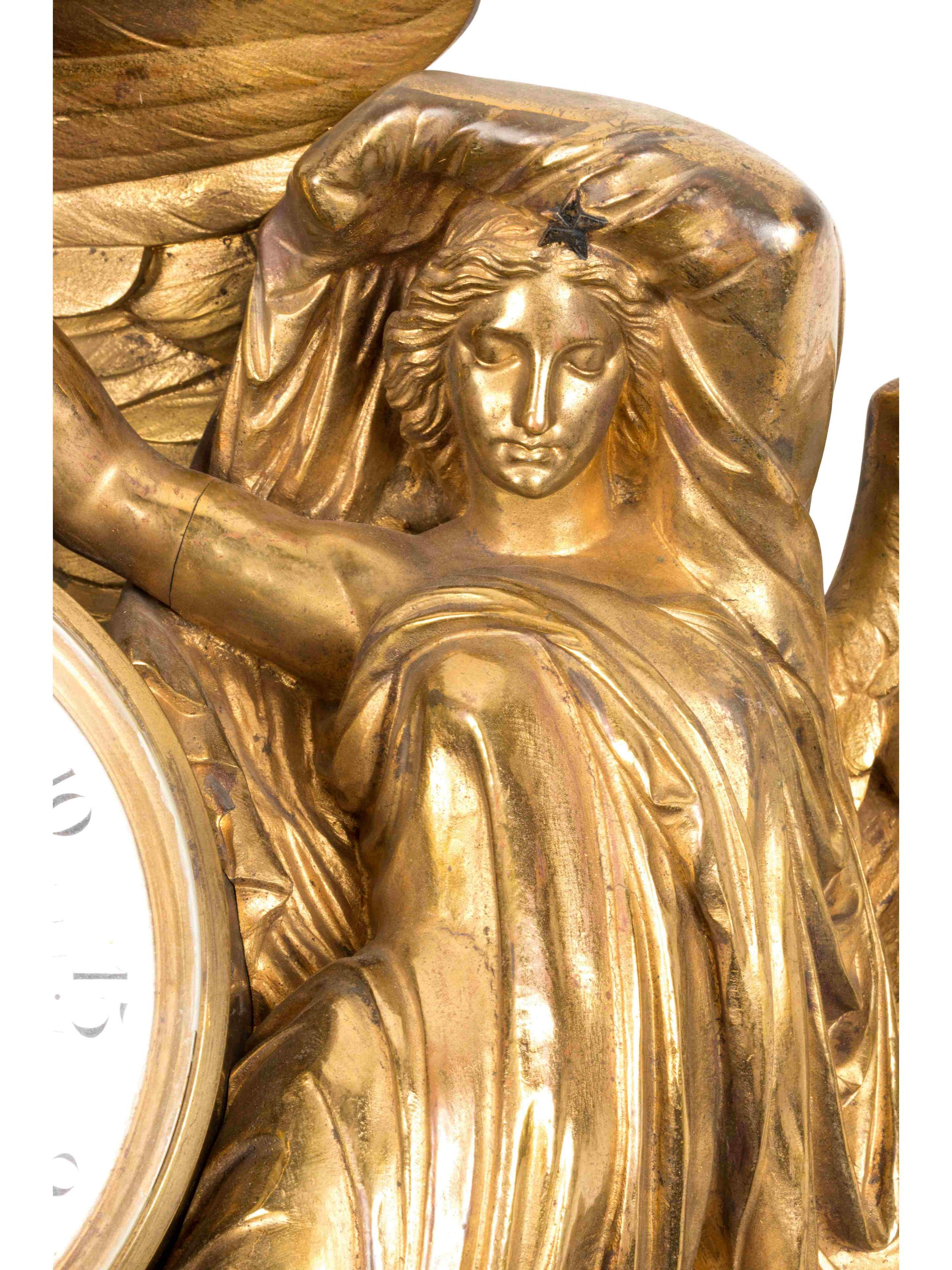 Tiffany & Co. Neoklassizistische Wanduhr aus vergoldeter Bronze von Louis Valentin (Vergoldet) im Angebot