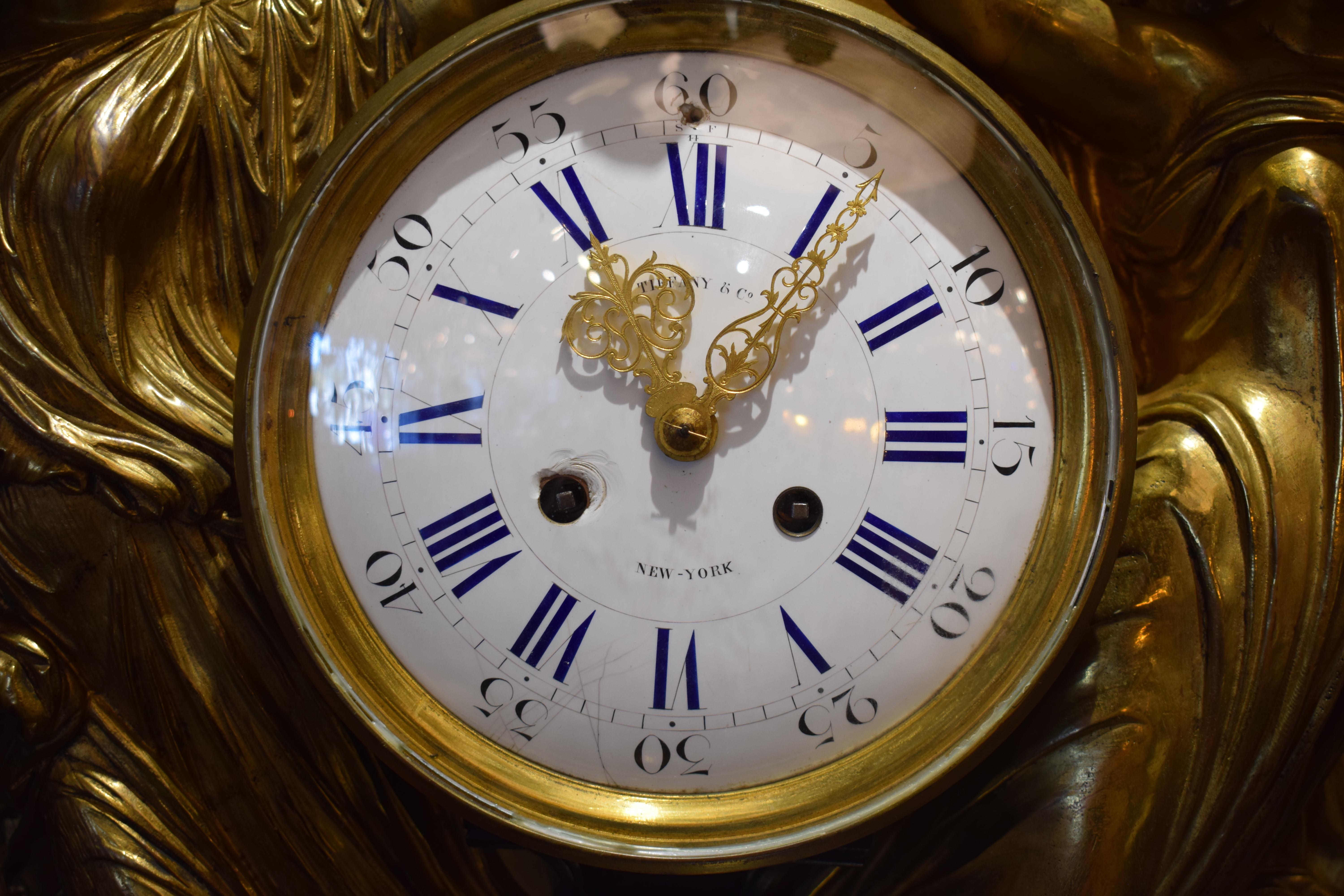 Milieu du XIXe siècle Tiffany & Co. Horloge murale néoclassique en bronze doré de Louis Valentin en vente