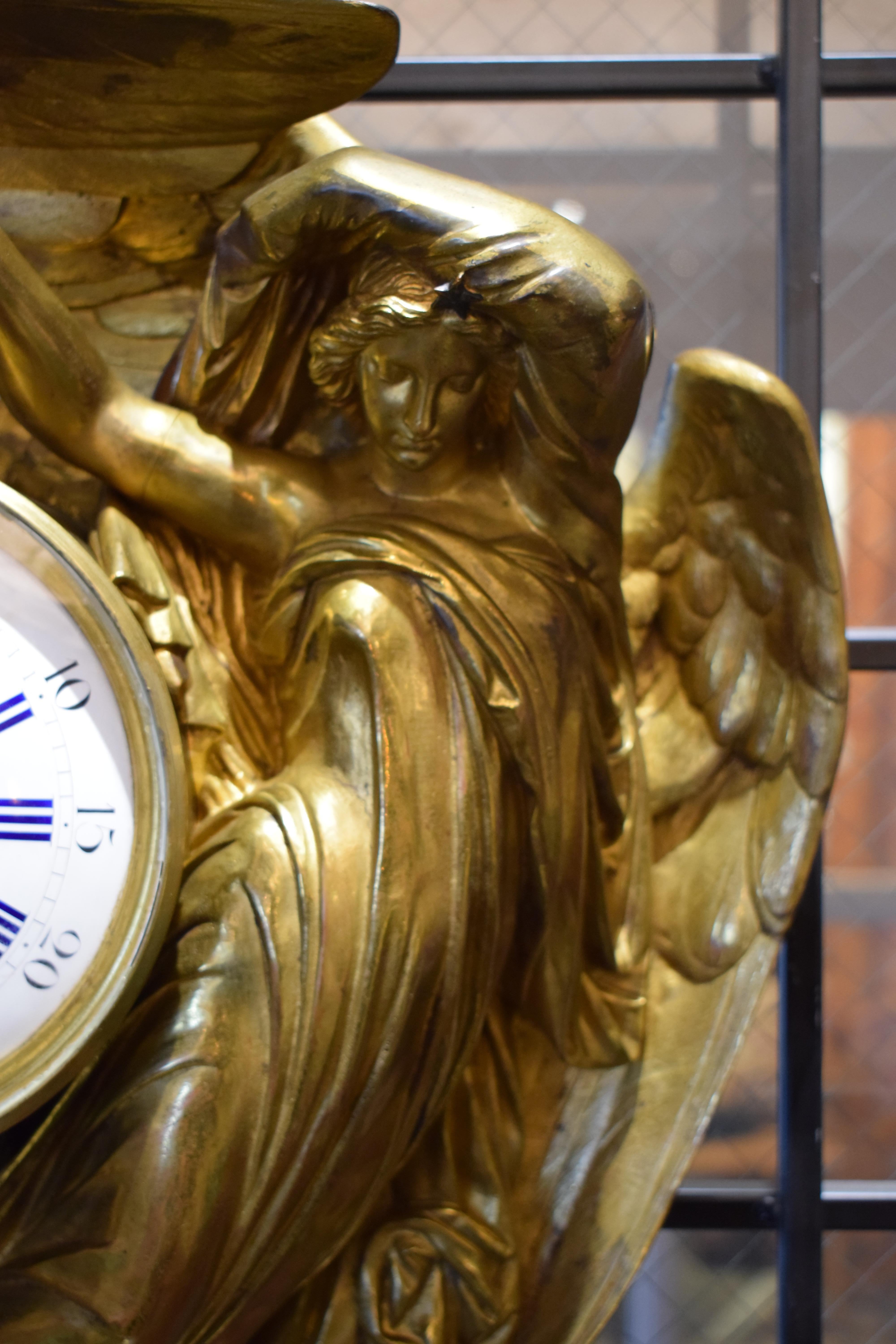 Tiffany & Co. Horloge murale néoclassique en bronze doré de Louis Valentin en vente 1