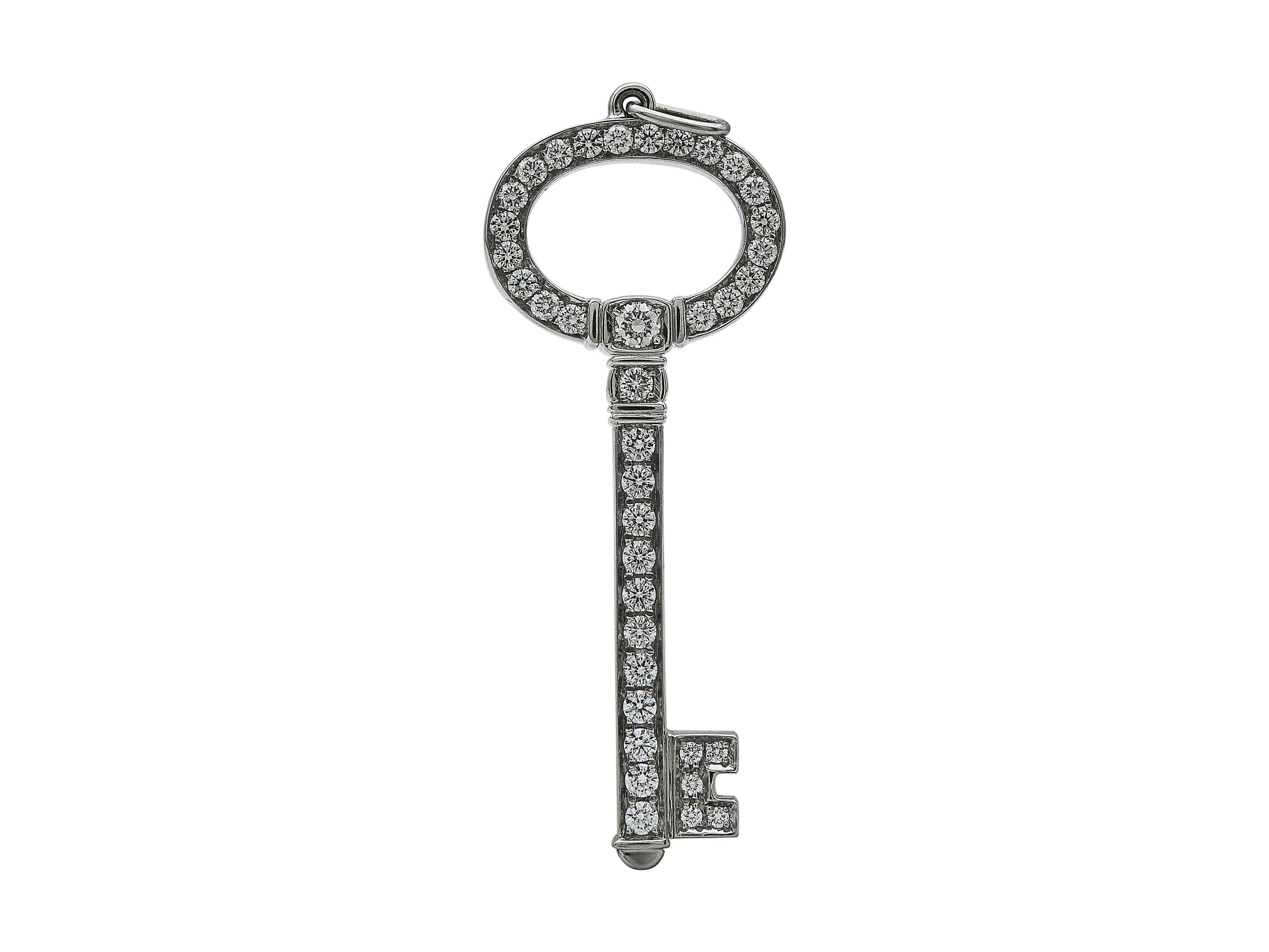 Il ciondolo: Tiffany & Co. Pendente Tiffany Keys in platino con diamanti rotondi taglio brillante incastonati.

Il ciondolo è in condizioni eccellenti, con solo qualche piccolo graffio che è normale usura.

La collezione: La collezione Tiffany & Co.