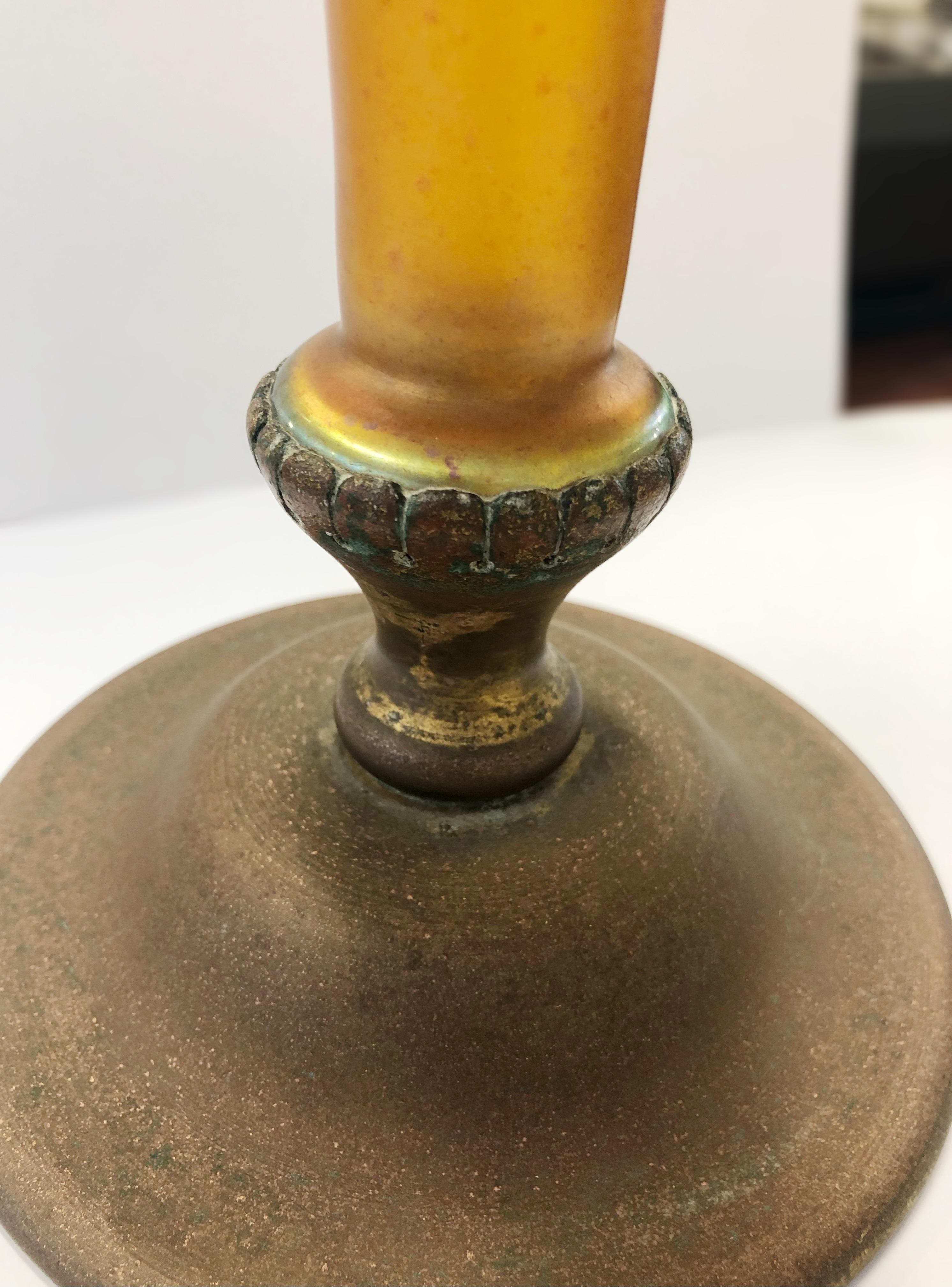 Début du 20ème siècle Vase Tiffany Furnaces en bronze patiné et verre favrile en vente