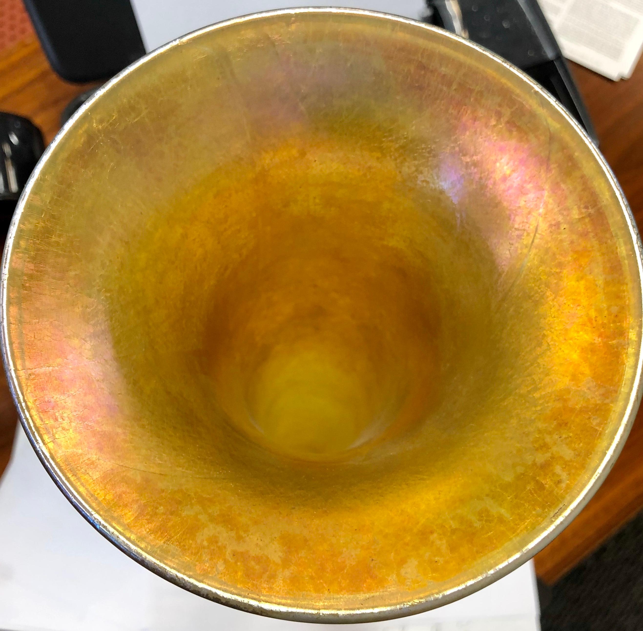 Vase Tiffany Furnaces en bronze patiné et verre favrile en vente 3