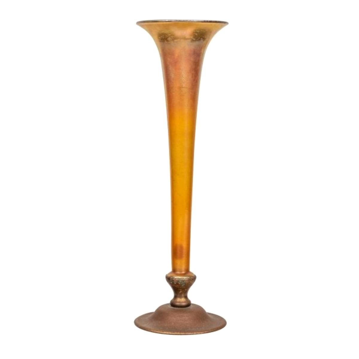 Tiffany Furnaces Vase aus patinierter Bronze und Favrile-Glas