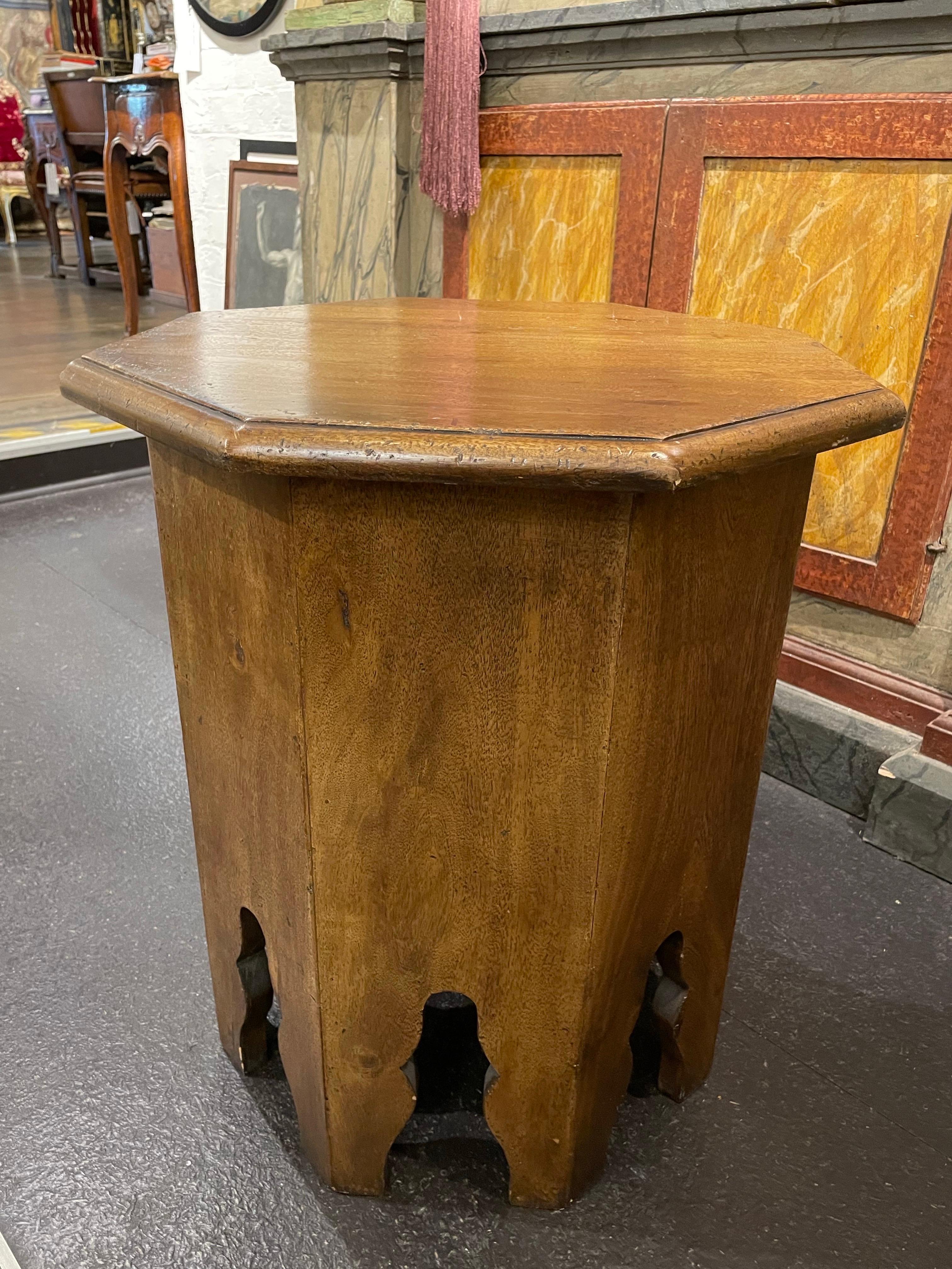 Mesa auxiliar marroquí de madera

Descripción:
La parte superior, octogonal y moldeada, está coronada por una base con arcos moriscos tallados en los bordes inferiores, todo de madera. Decoración del hogar y diseño de