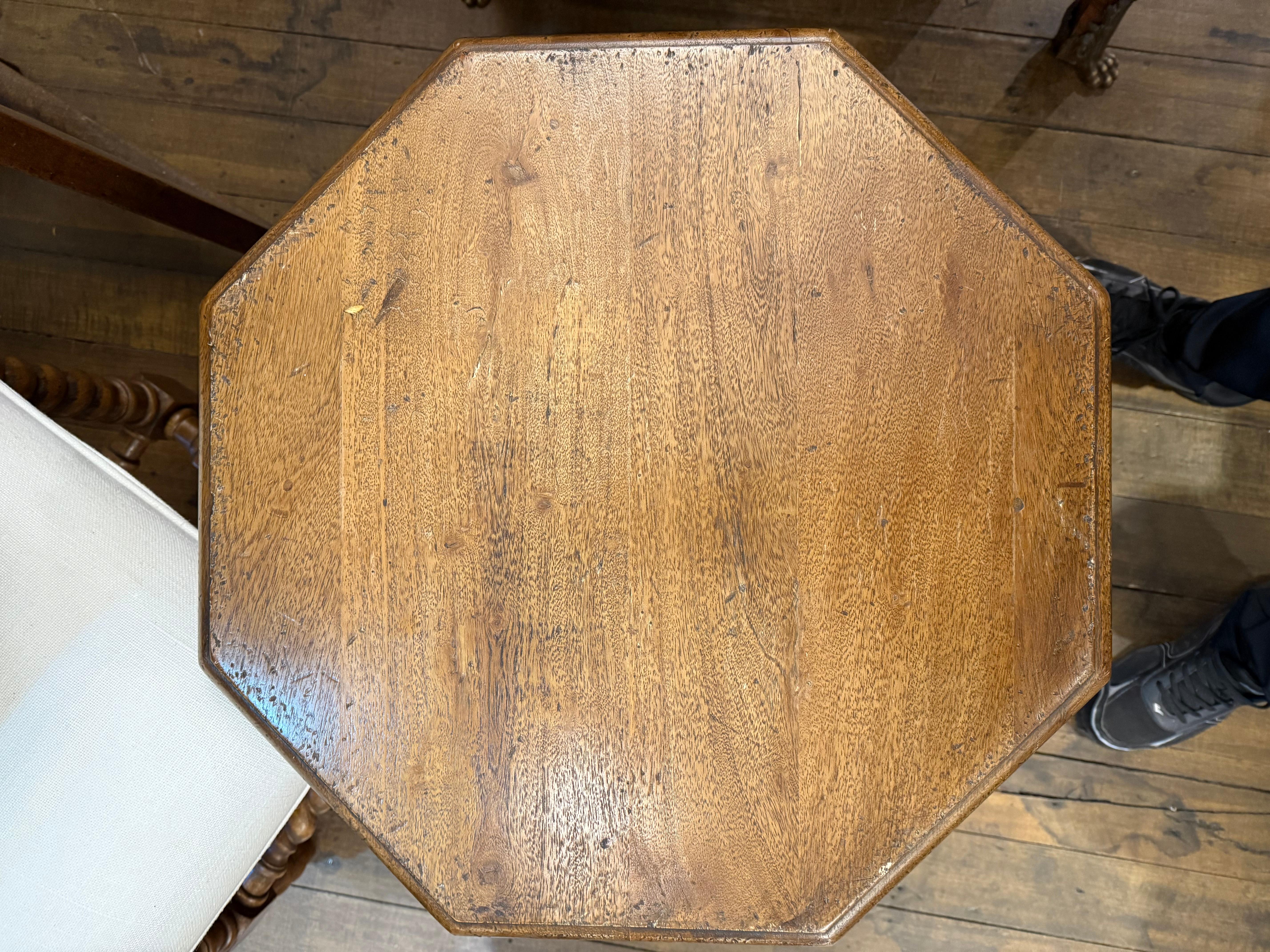 Mesa auxiliar marroquí de madera en venta 1