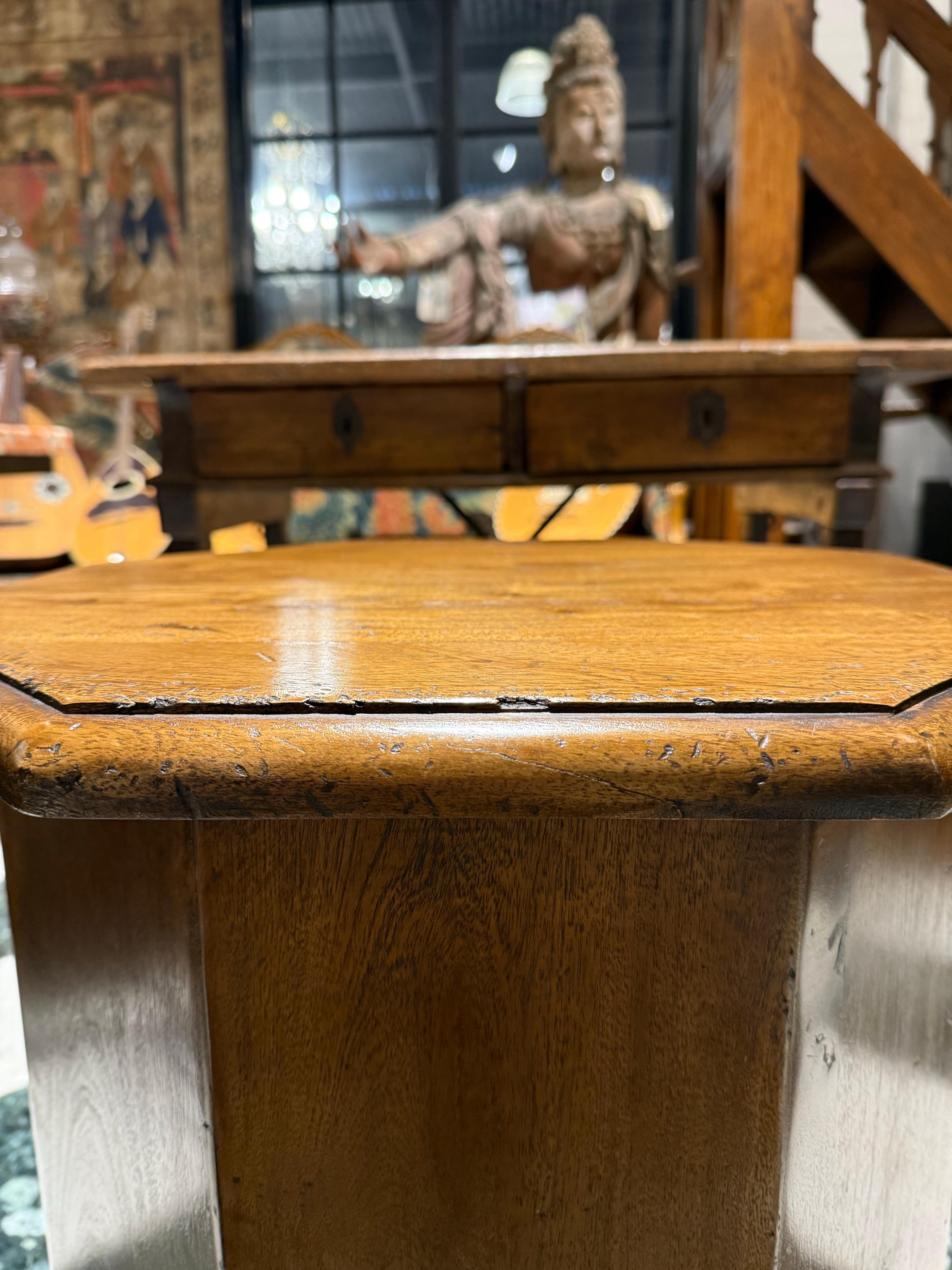 Table d'appoint en bois de style marocain

Description :
Le plateau octogonal mouluré surmonte une base avec des arcs mauresques sculptés sur chaque bord inférieur, le tout en bois. Décoration de la maison et de l'intérieur.

Dimensions :
Hauteur :