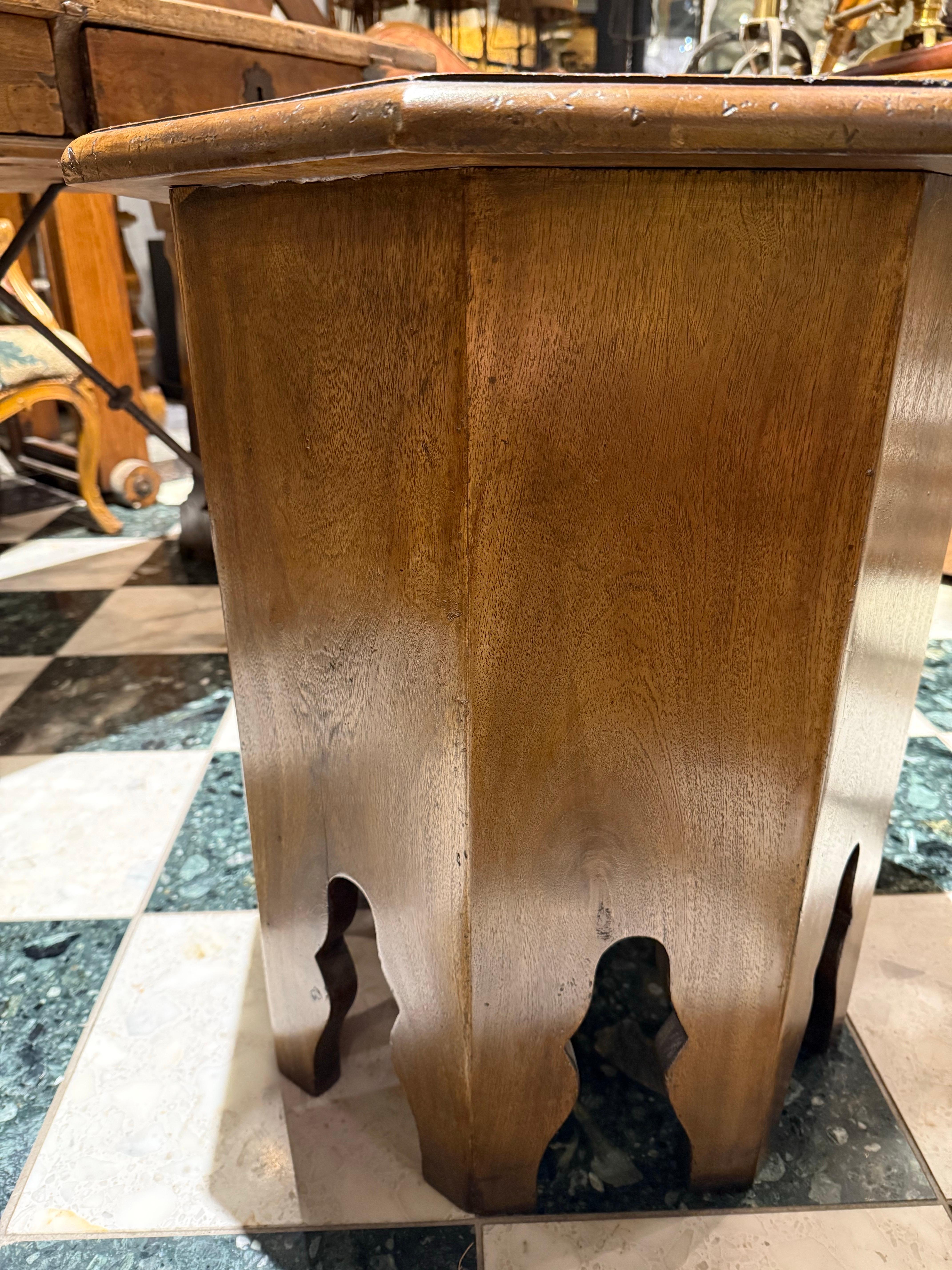 Australien Table d'appoint en bois de style marocain en vente