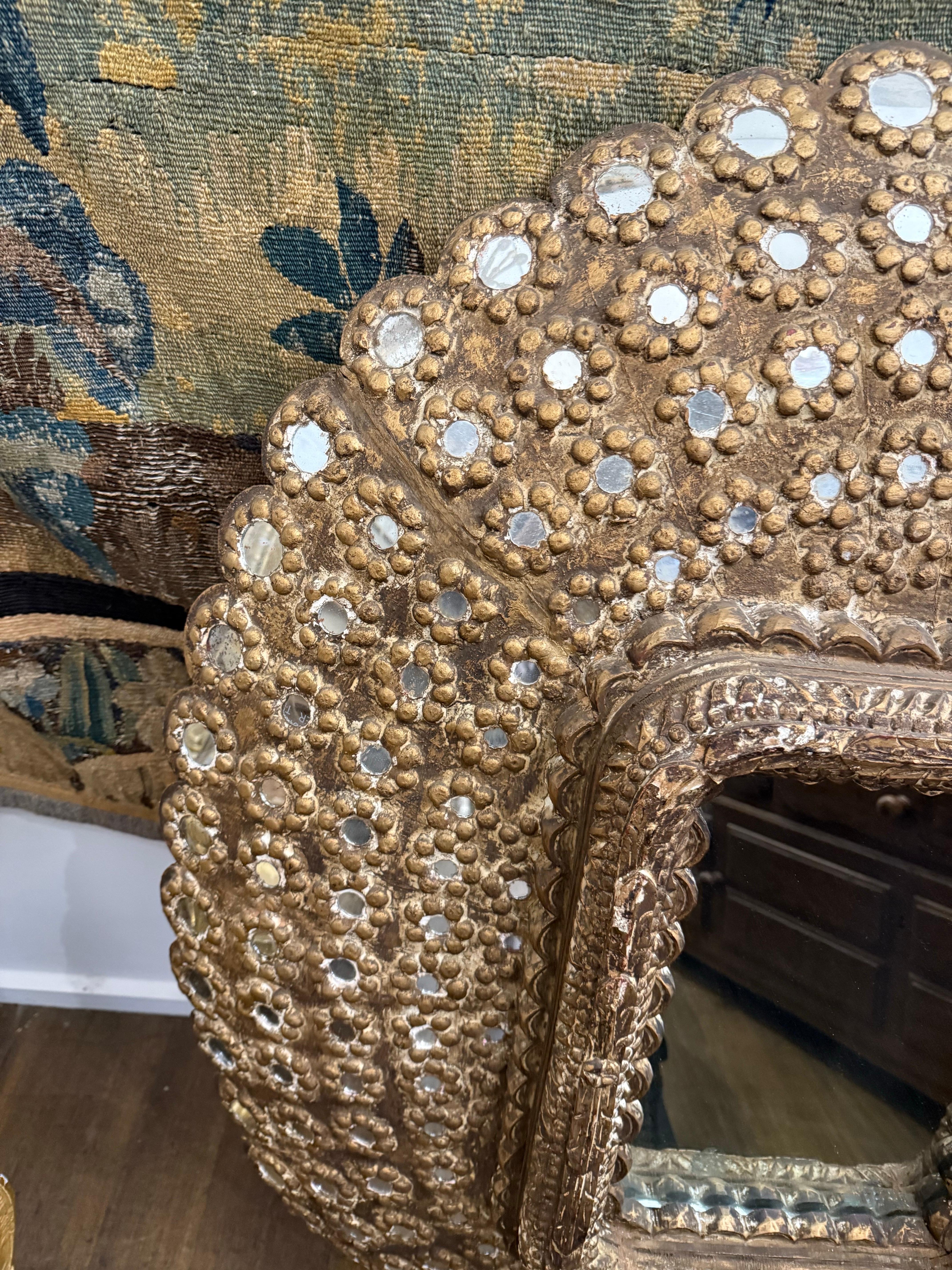 Uno specchio con pavone in legno in vendita 4