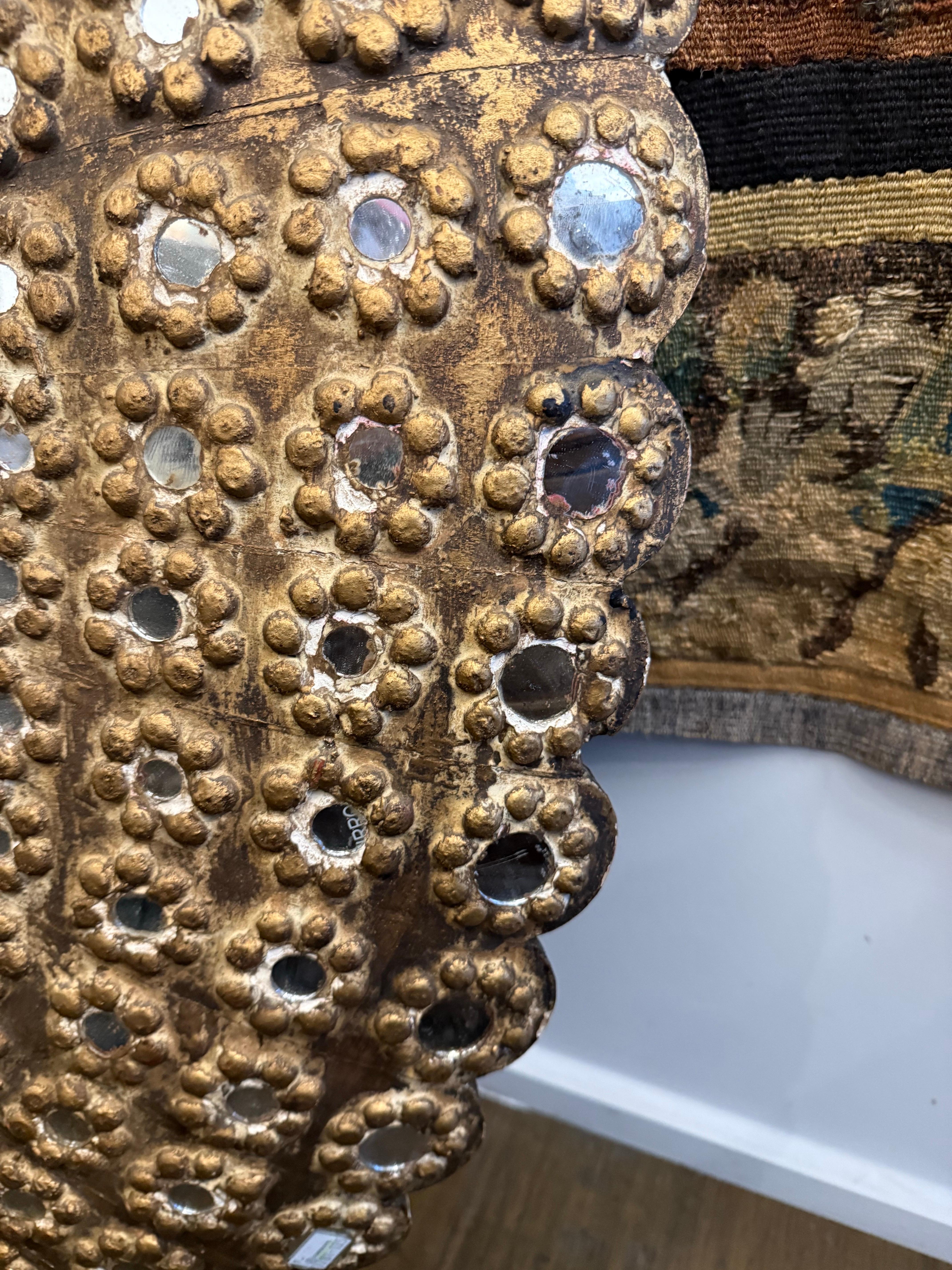 Uno specchio con pavone in legno in vendita 5