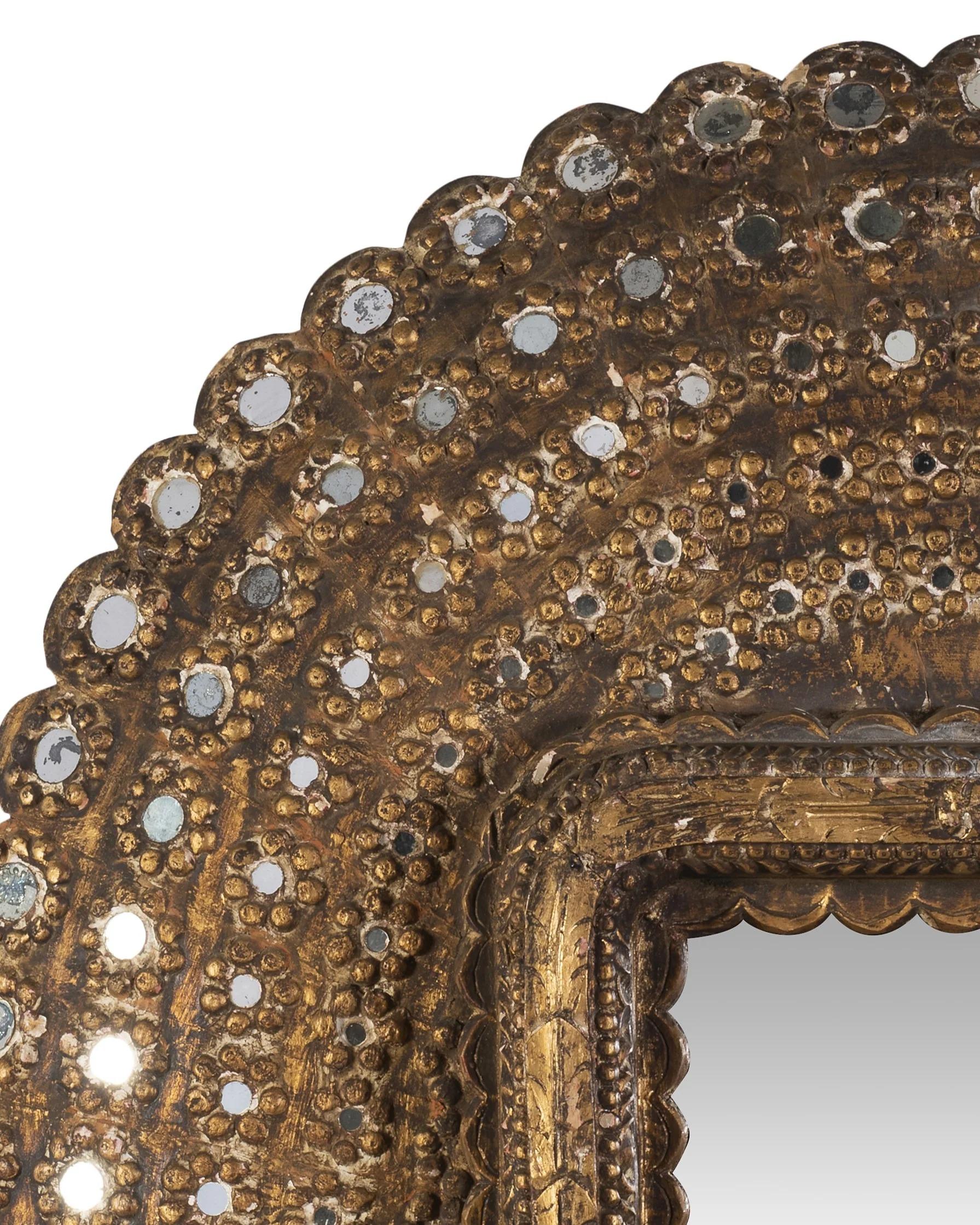 Australiano Uno specchio con pavone in legno in vendita