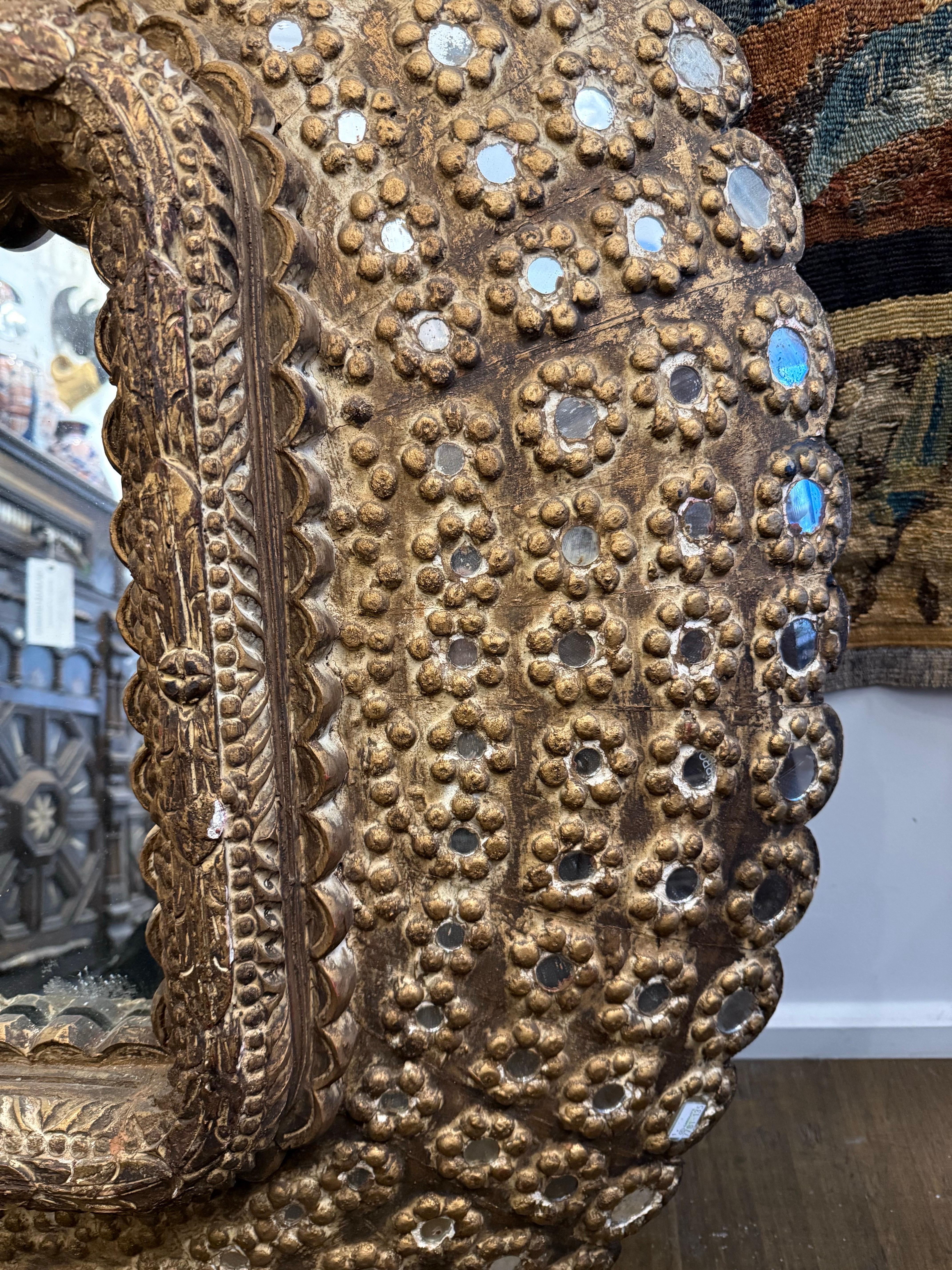 XXI secolo e contemporaneo Uno specchio con pavone in legno in vendita