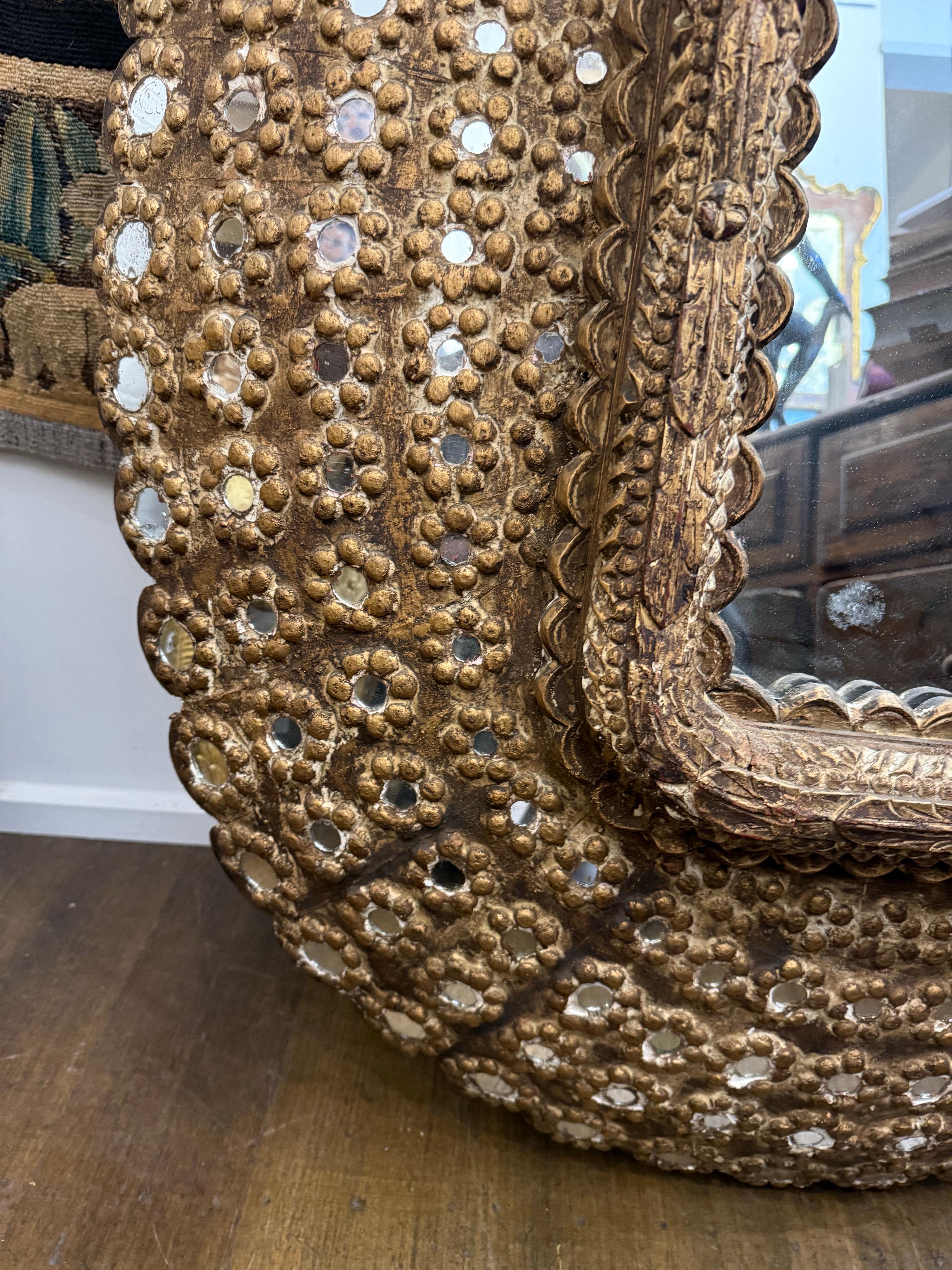 Specchio Uno specchio con pavone in legno in vendita