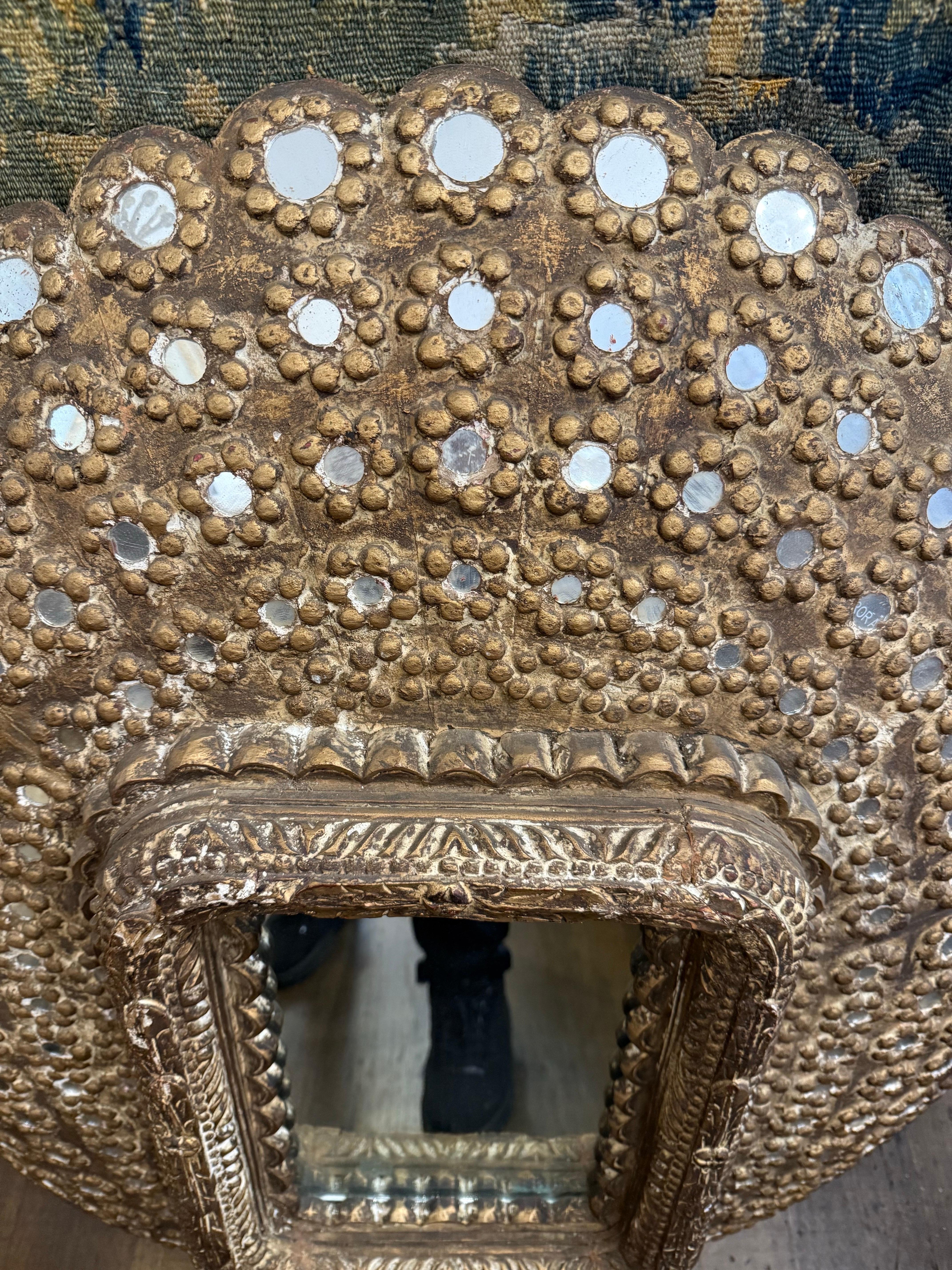 Uno specchio con pavone in legno in vendita 1