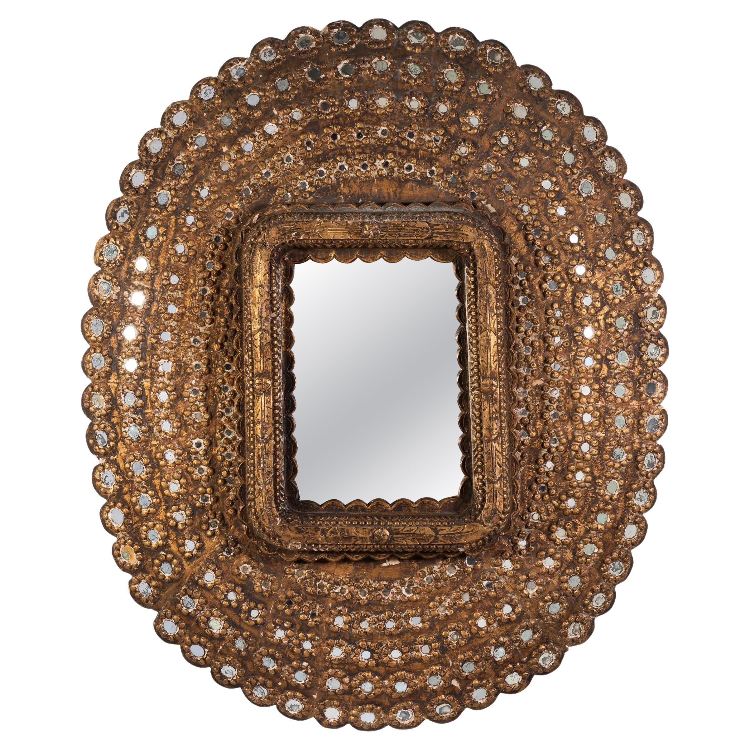 Uno specchio con pavone in legno in vendita