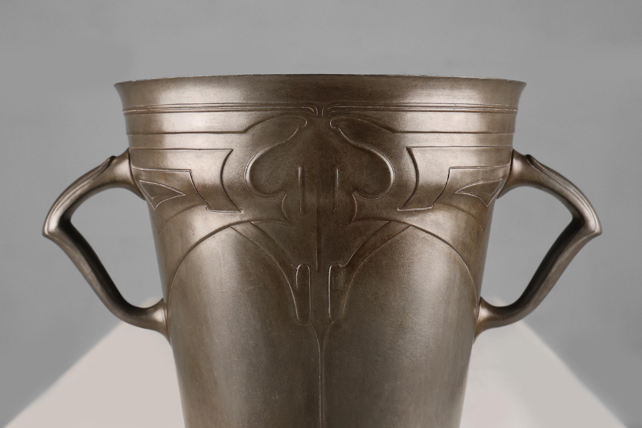 Ein Jugendstil-Wein- oder Champagnerkühler aus Zinn, Belgien 1906 (Art nouveau)