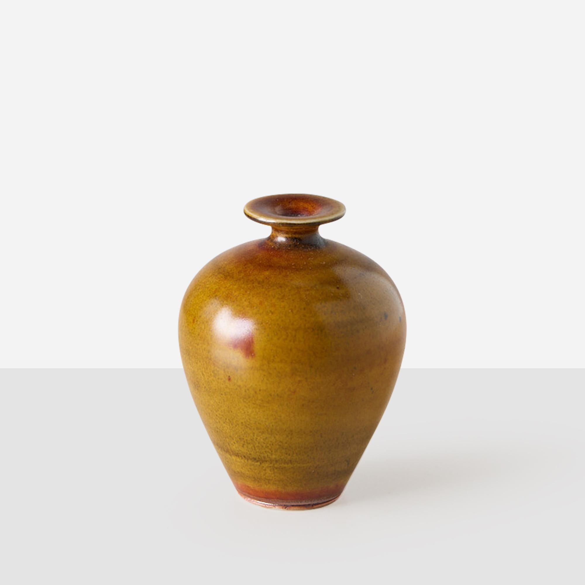 Un minuscule vase en grès émaillé dans des tons de terre variés. Inscrit avec la signature de l'artiste et la marque du studio Gustavsberg.