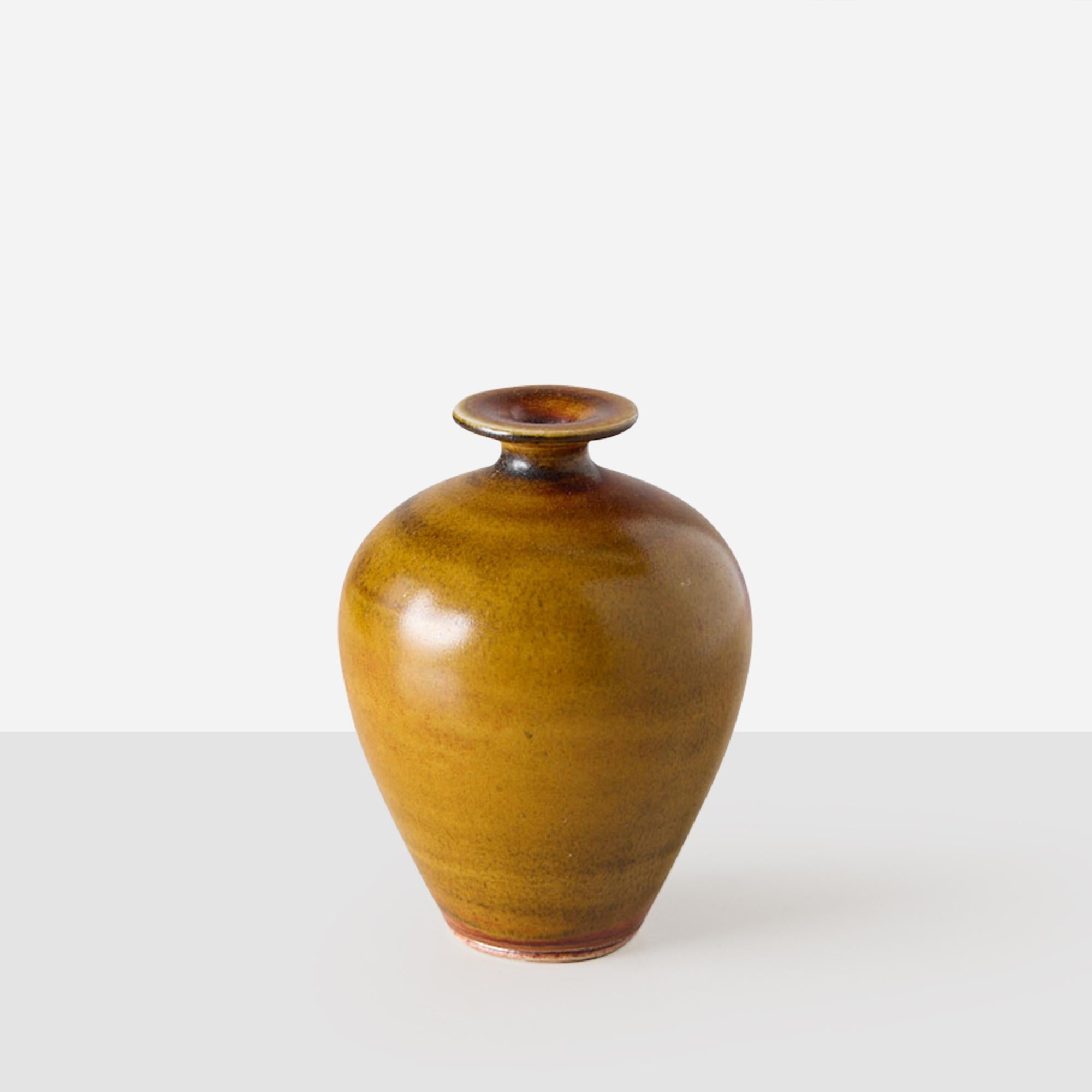 Moderne Un petit vase en grès aux tons variés de terre de Berndt Friberg en vente