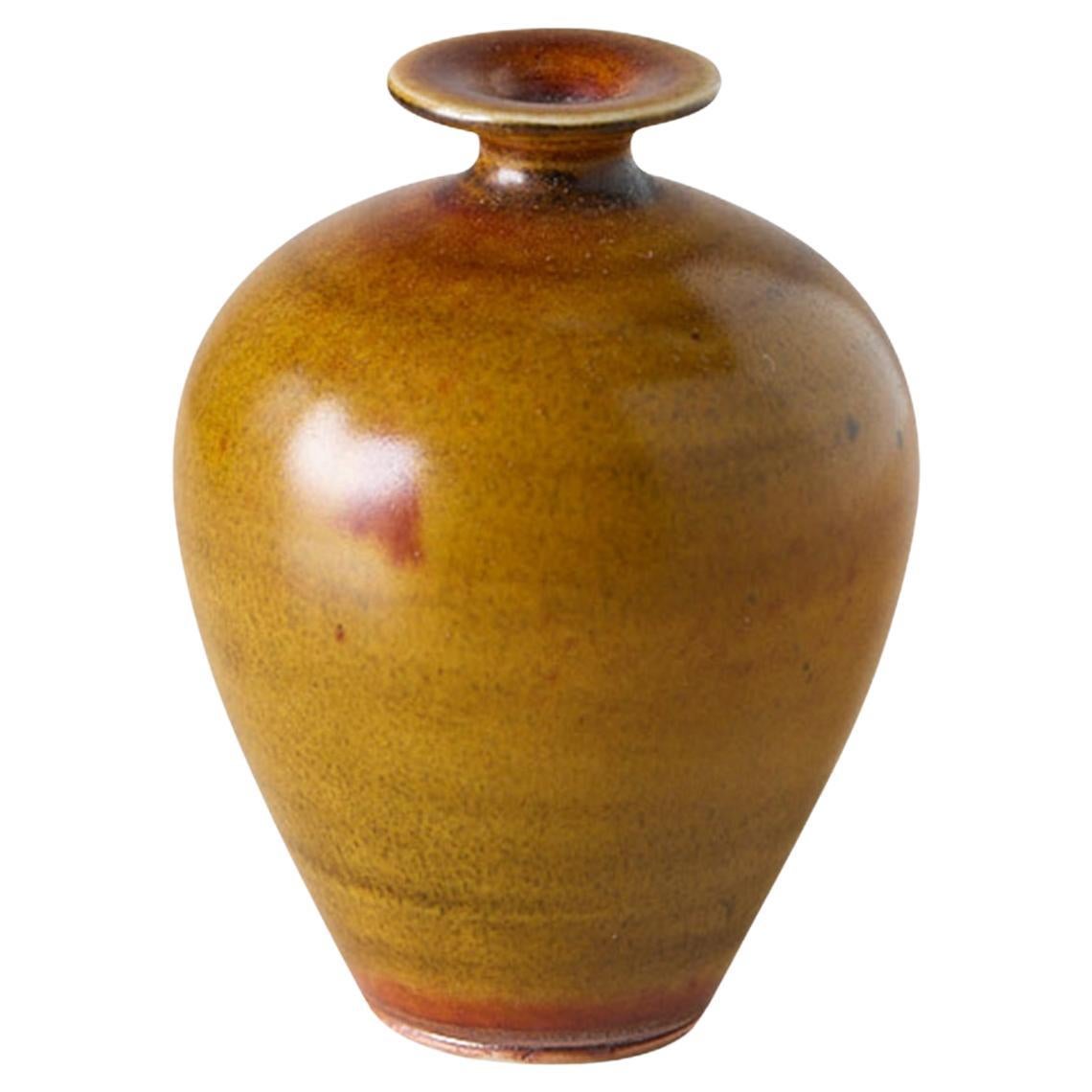 Un petit vase en grès aux tons variés de terre de Berndt Friberg
