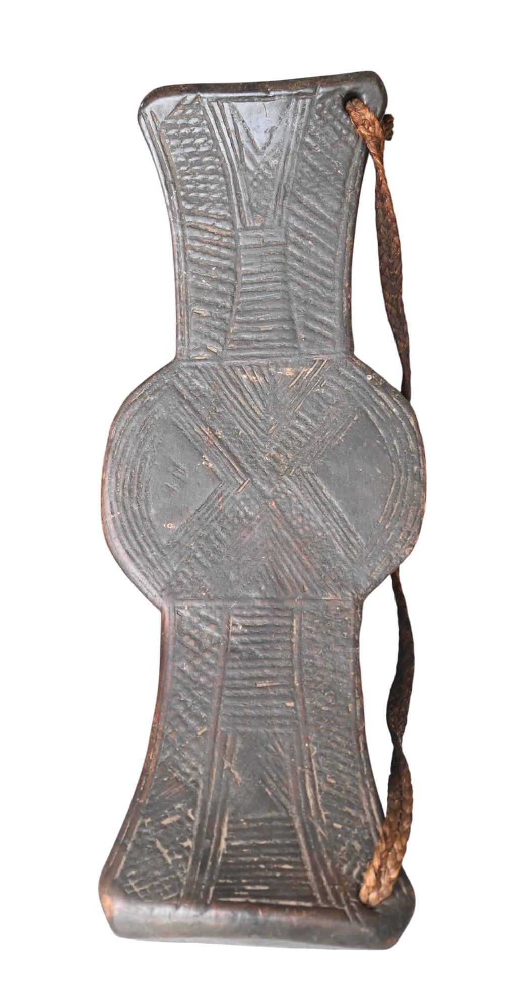 Véritable tabouret à pointe / dossier sculpté en bois avec une riche patine d'usage tribale et vieillie avec des motifs géométriques. 
ce tabouret date de la fin du 19ème siècle
Hauteur au milieu 16,5 cm, longueur en ligne droite 44 cm