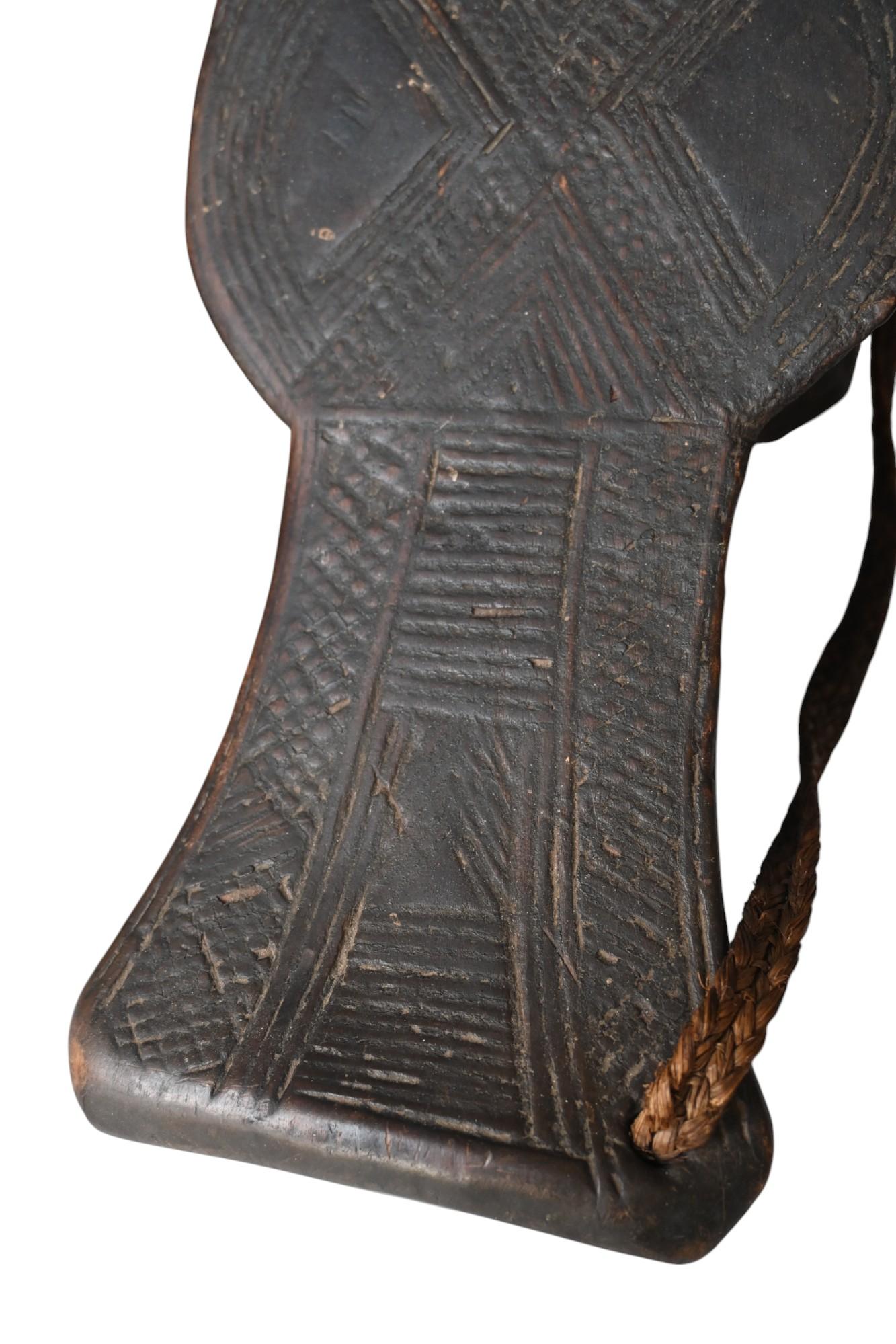 Sculpté à la main The tip stool / seat backrest de la tribu Kuba RD Congo, fin du 19e siècle en vente
