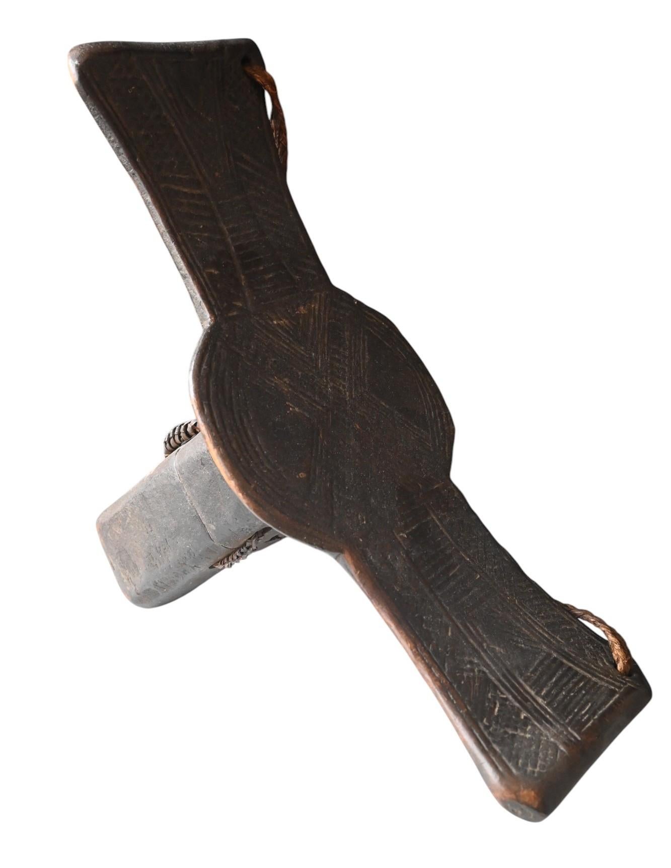The tip stool / seat backrest de la tribu Kuba RD Congo, fin du 19e siècle Bon état - En vente à Bilzen, BE