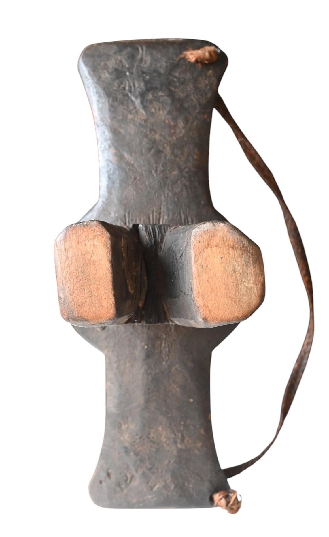 Bois The tip stool / seat backrest de la tribu Kuba RD Congo, fin du 19e siècle en vente