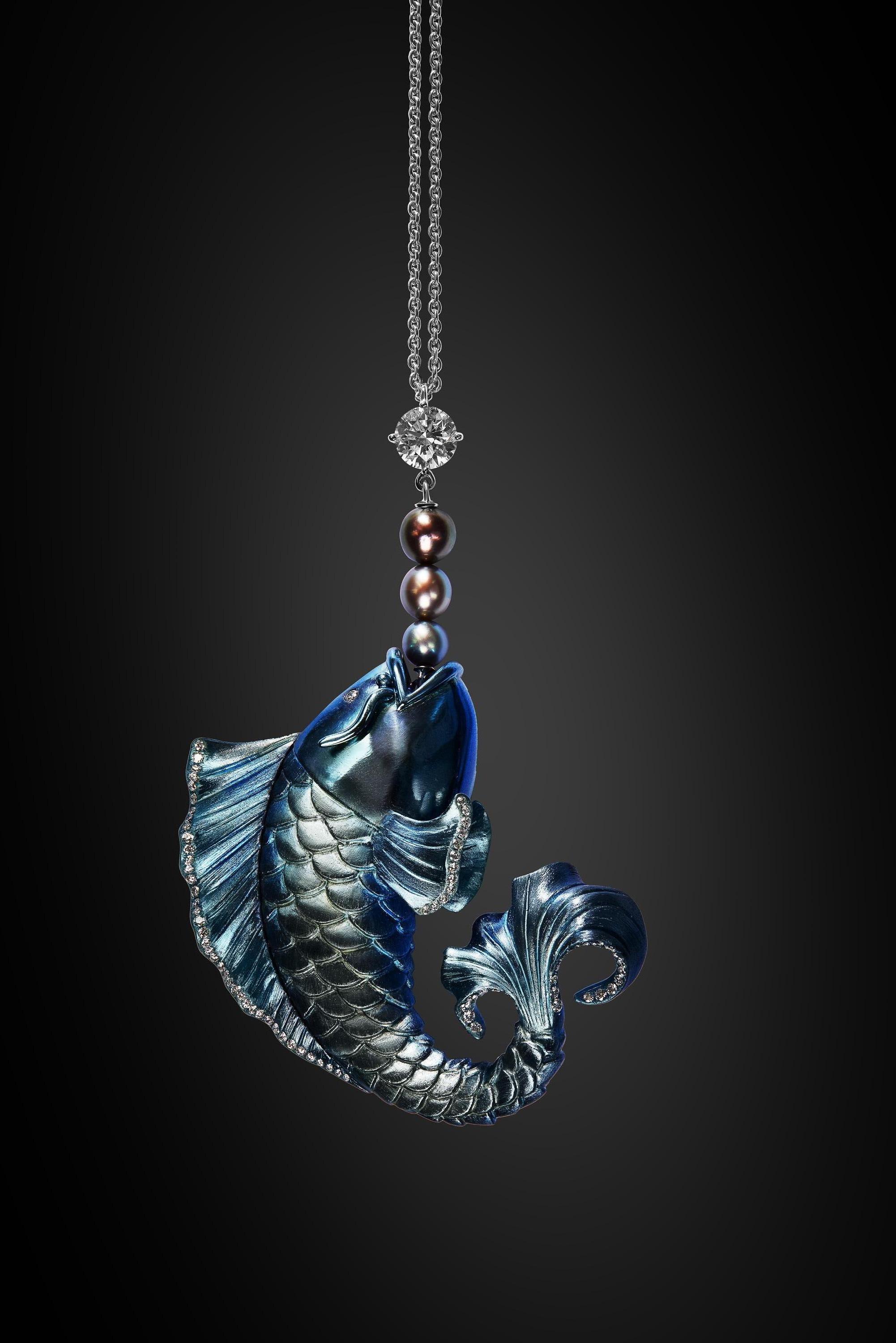 Evoking an ancient Asian symbol of courage and success, this leaping carp seizes a marvelous diamond, enhanced with three grey natural pearls.
In China,  Longmen cliffs on the Yellow River are a very difficult to cross for the valiant carps leaping