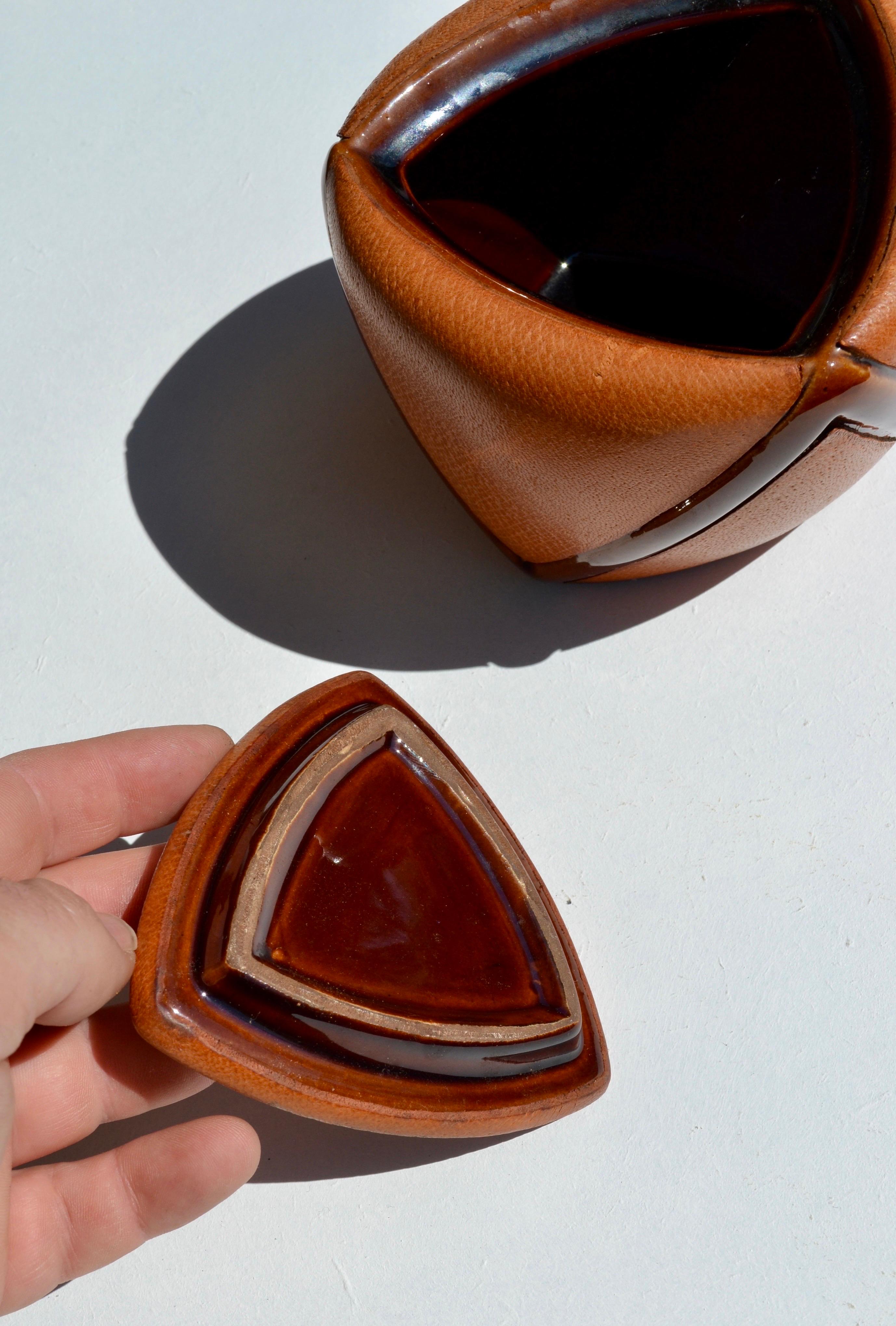 Un tarro para tabaco de cerámica y cuero tostado - Maison Longchamp, París, años 50 en venta 4