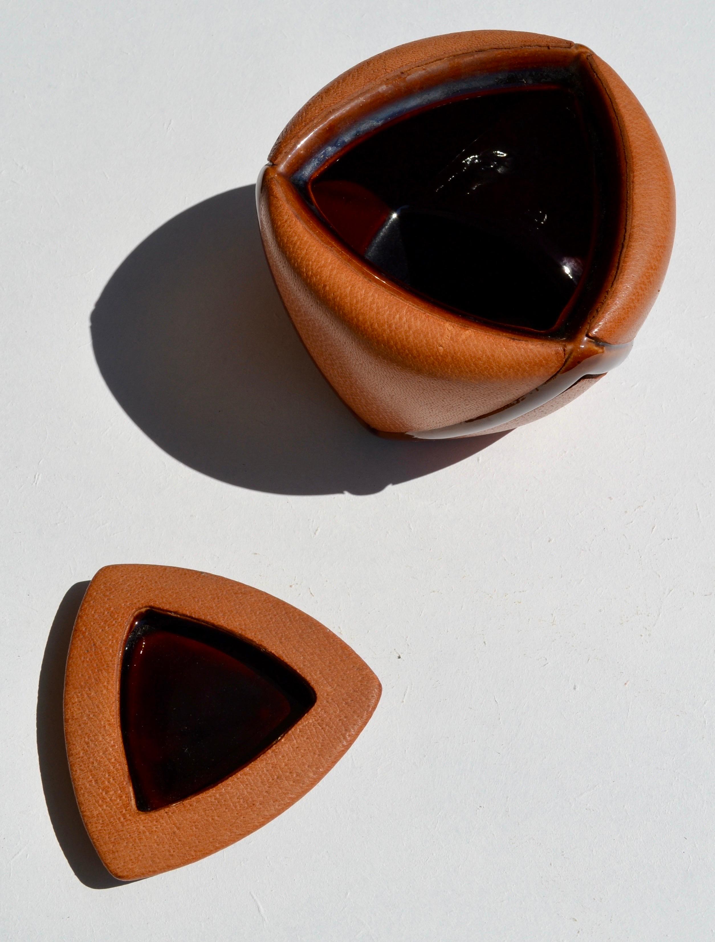 Un tarro para tabaco de cerámica y cuero tostado - Maison Longchamp, París, años 50 en venta 8