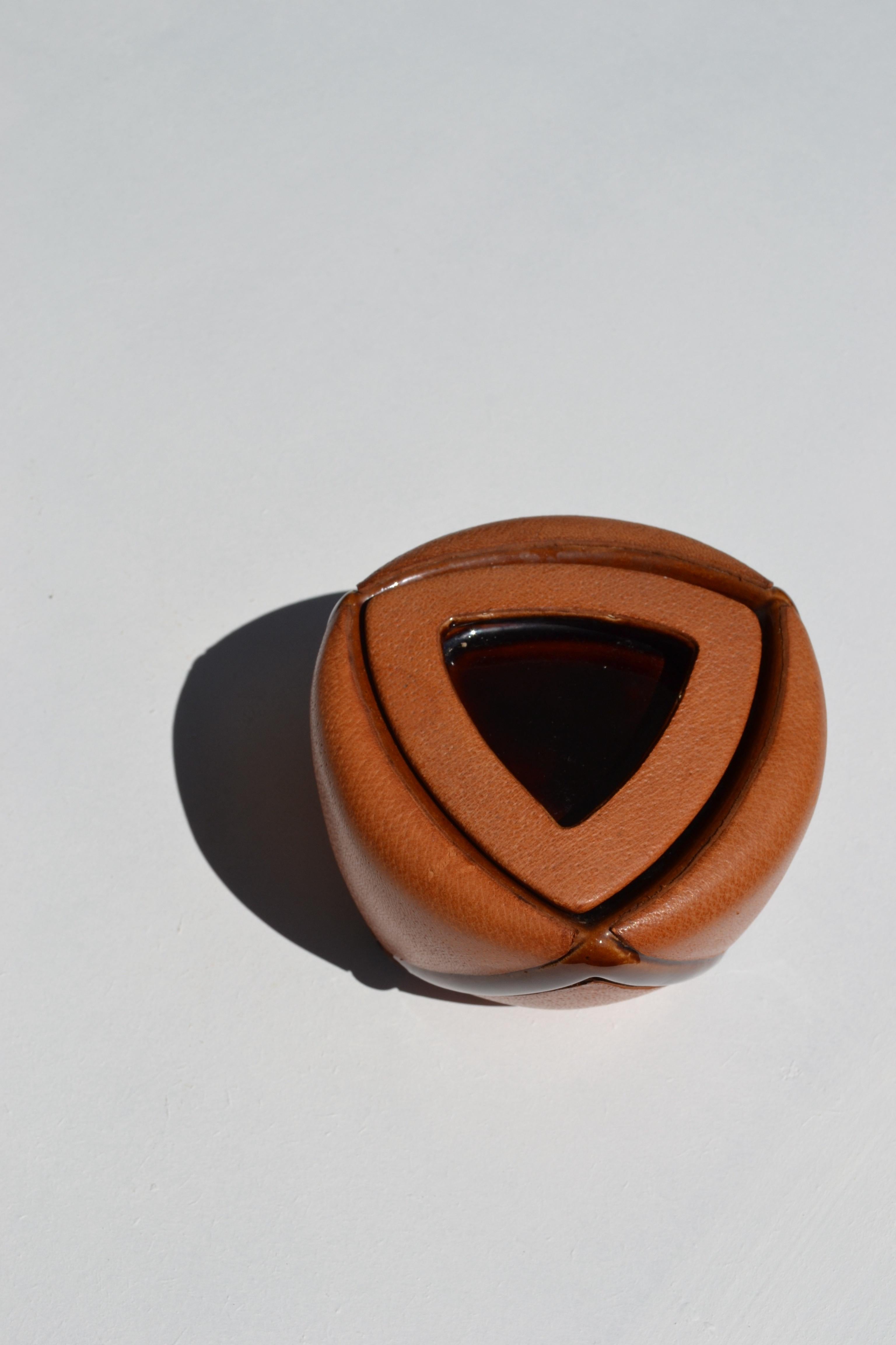Un tarro para tabaco de cerámica y cuero tostado - Maison Longchamp, París, años 50 en venta 9