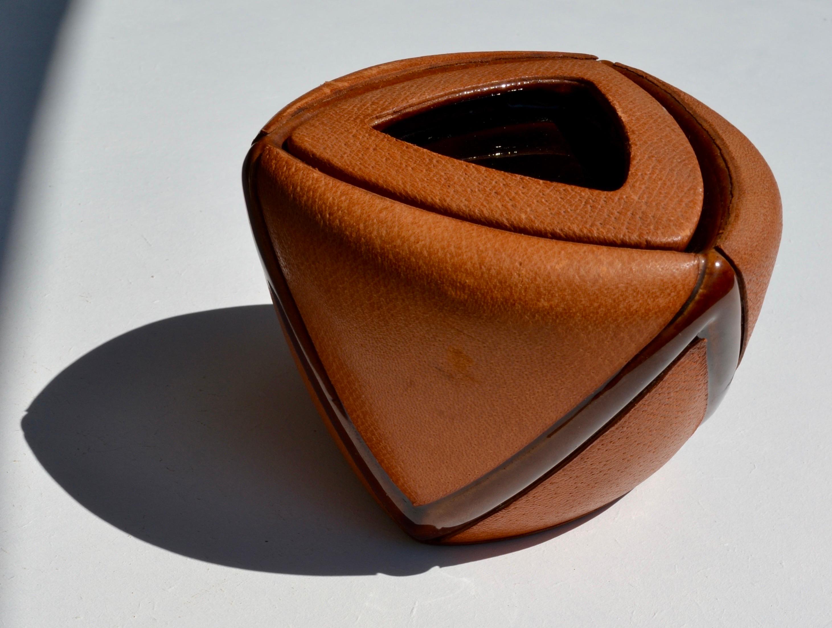 Un tarro para tabaco de cerámica y cuero tostado - Maison Longchamp, París, años 50 mediados del siglo XX en venta