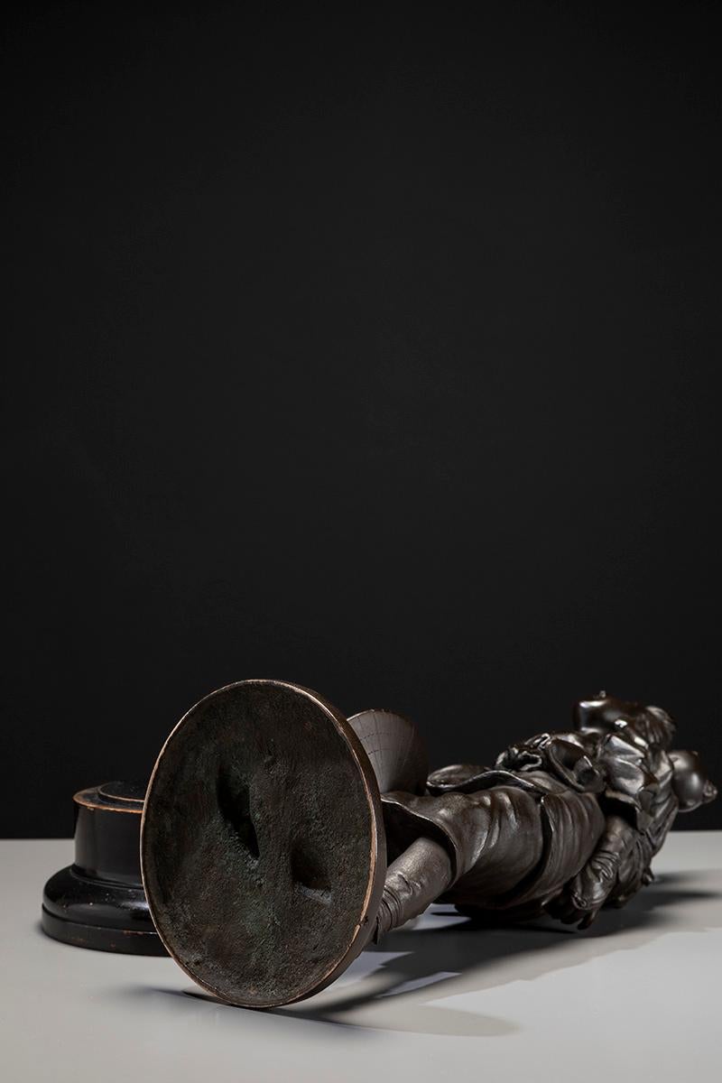 A Tokyo school bronze okimono depicting a young mother with child im Angebot 3