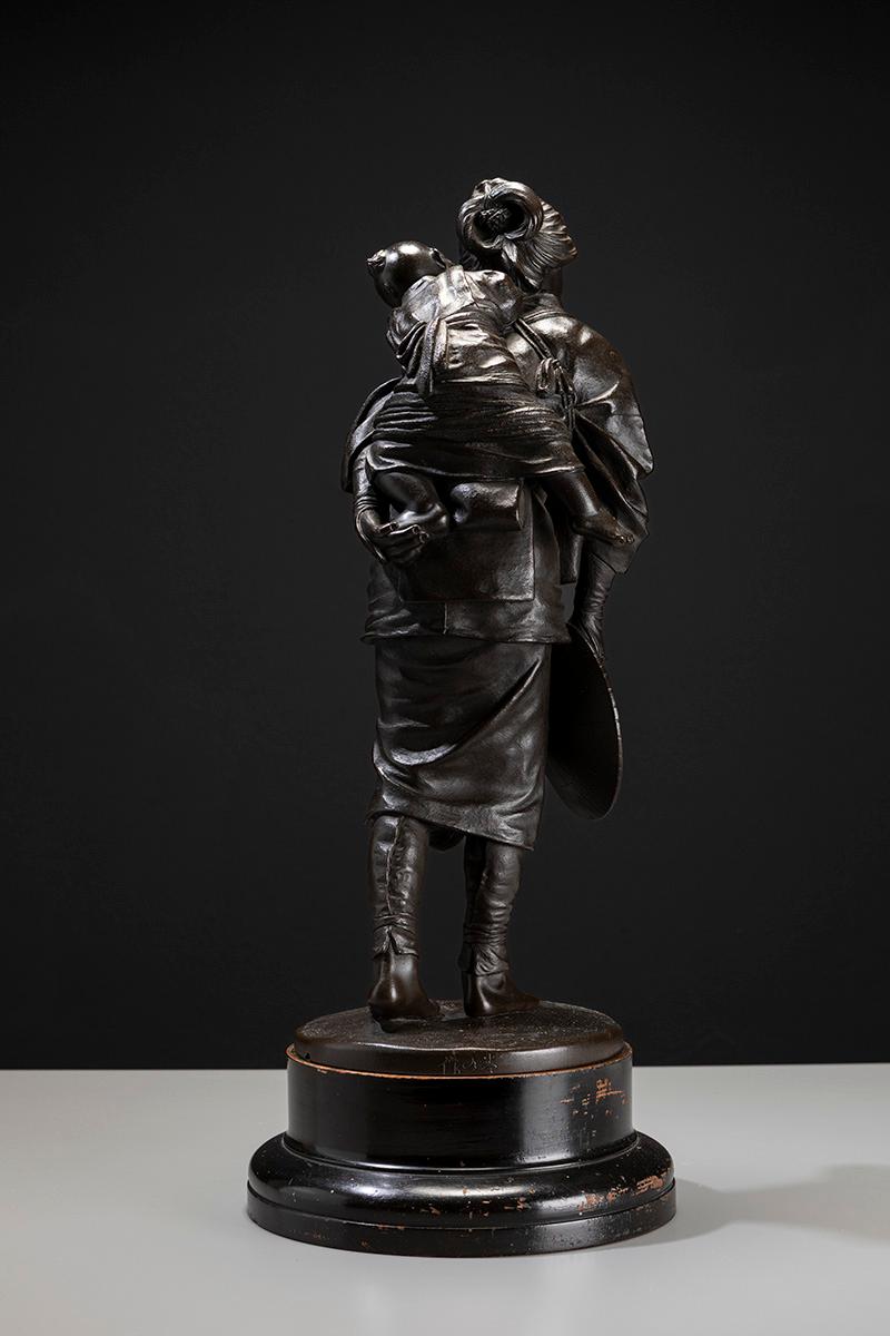 A Tokyo school bronze okimono depicting a young mother with child (Japanese) im Angebot